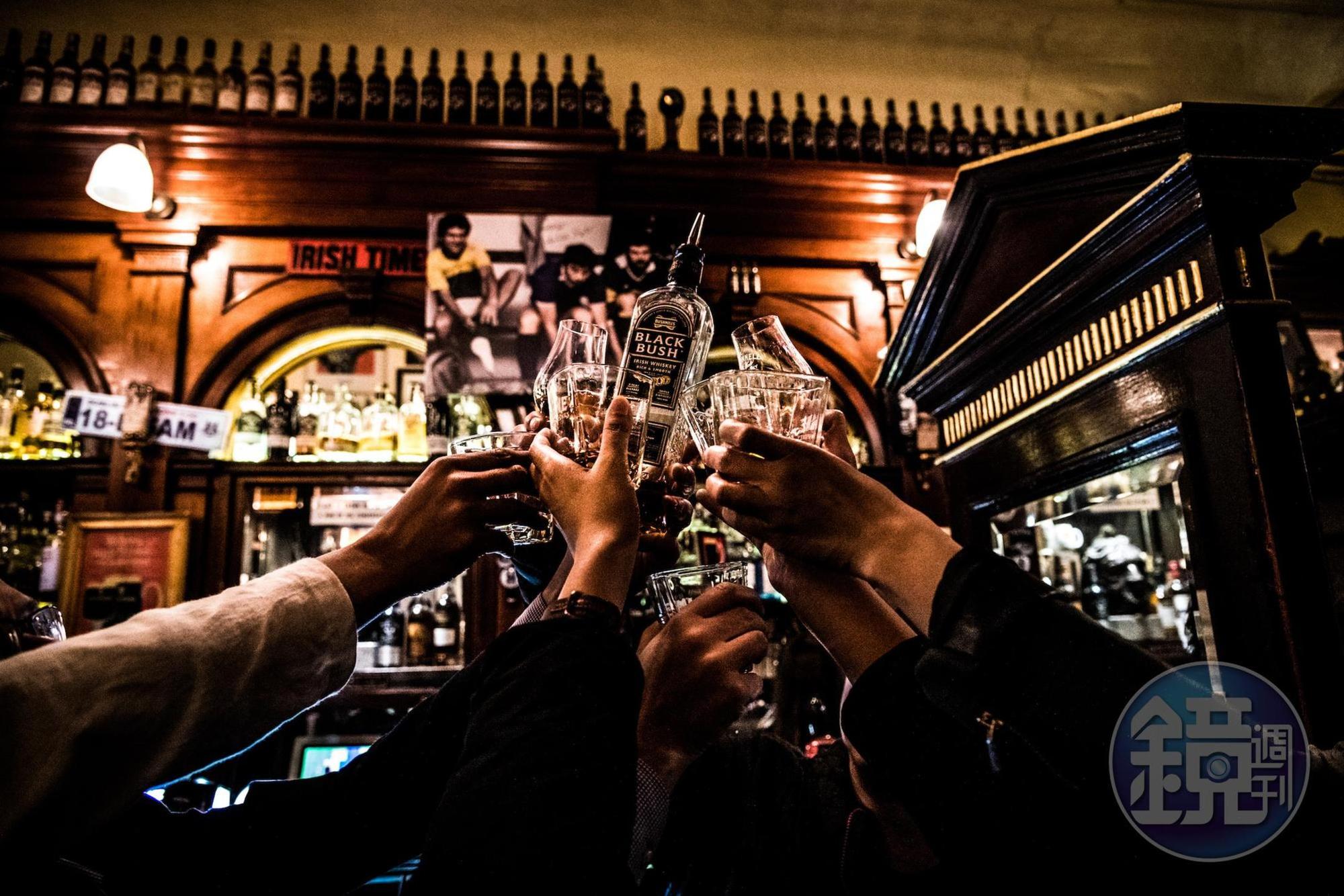 歷史悠久的「The Palace Bar」有100多種愛爾蘭威士忌。
