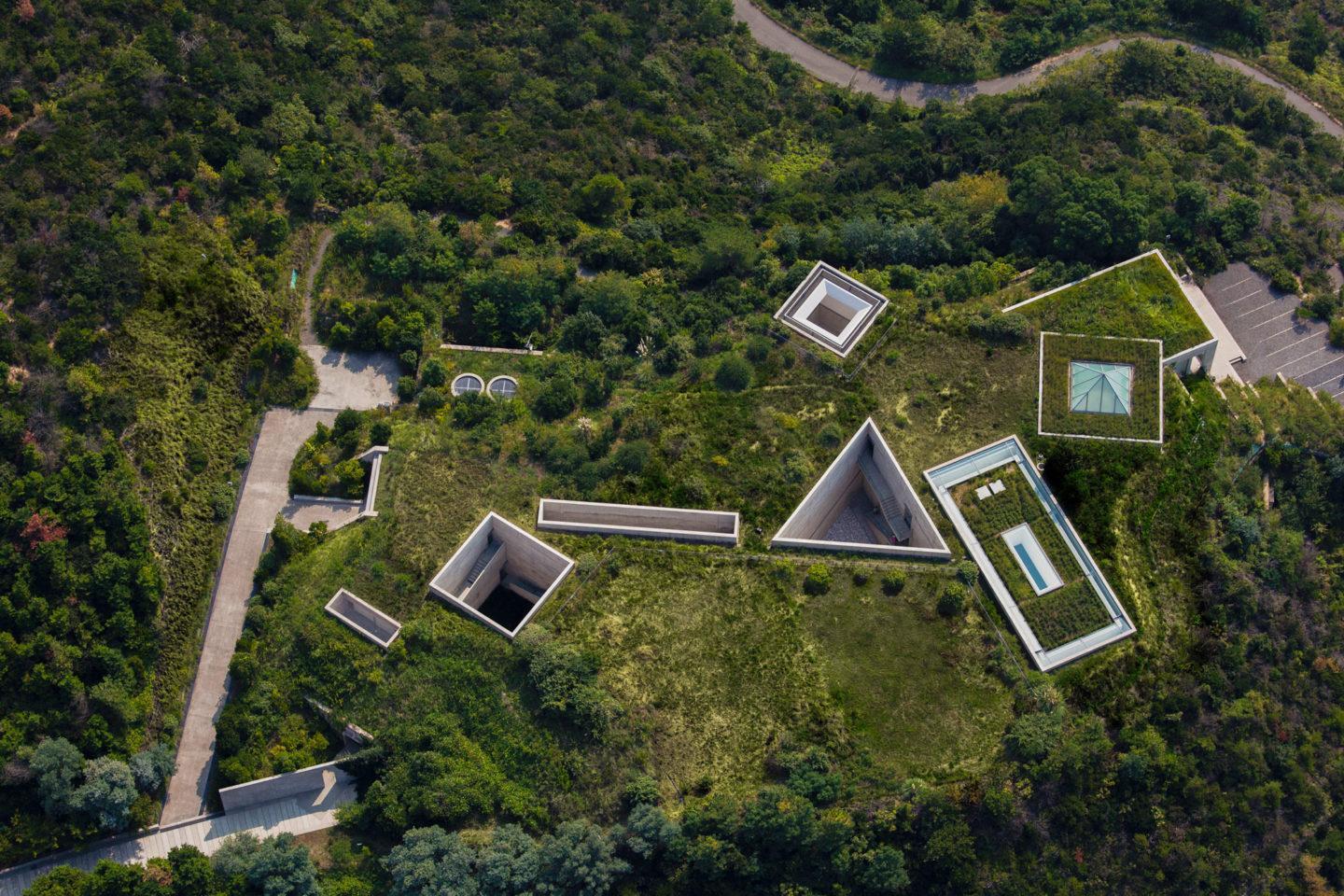 從空中俯瞰,由安藤忠雄設計、建築本體藏在地下的地中美術館。(截自http://benesse-artsite.jp/)