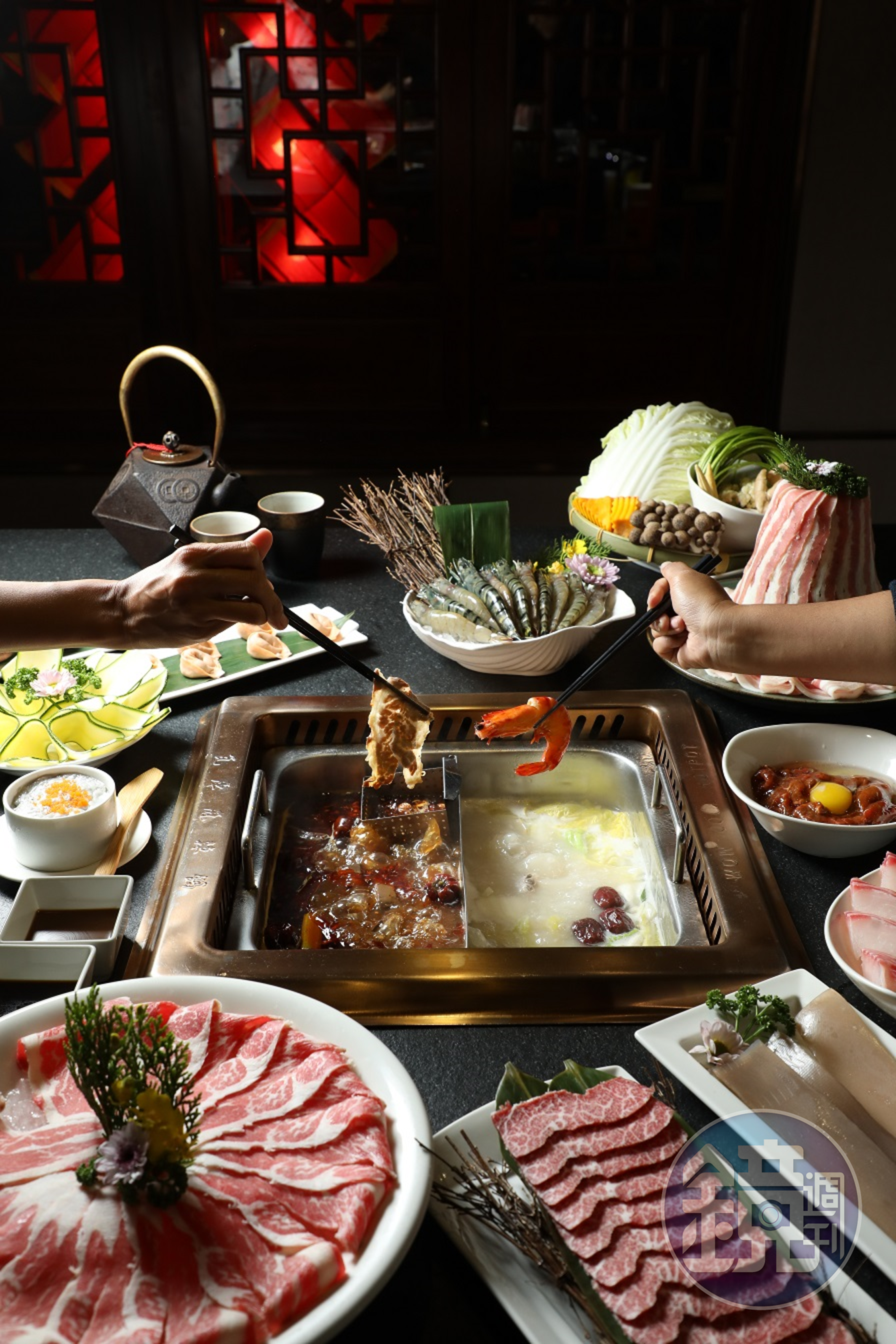 這回品嘗的是鴛鴦鍋，川味麻辣與老火燉雞兩湯底。（開鍋費120元／人，鴛鴦鍋150元起／份）