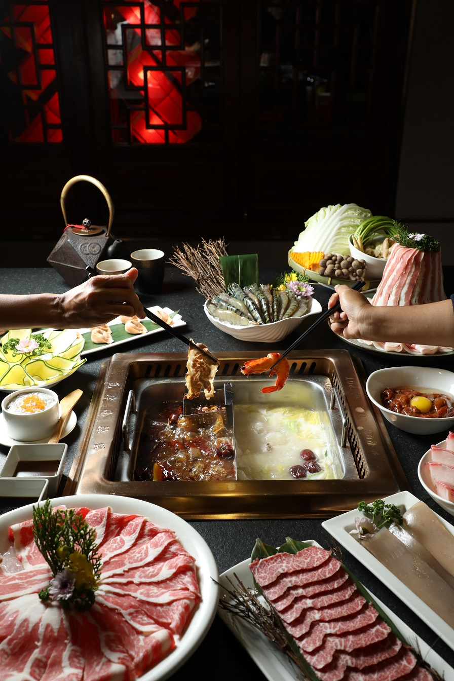 這回品嘗的是鴛鴦鍋，川味麻辣與老火燉雞兩湯底。（開鍋費120元／人，鴛鴦鍋150元起／份）