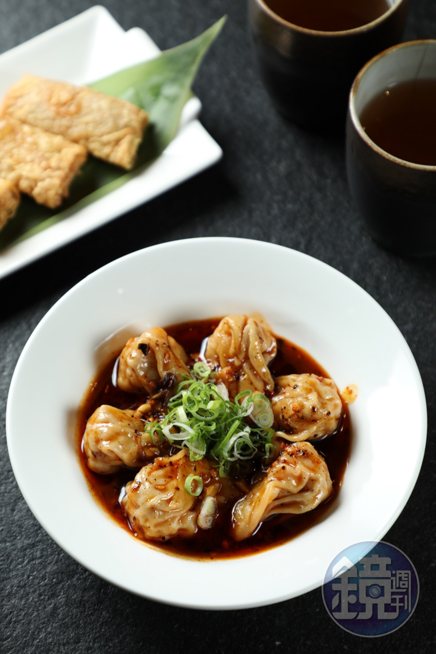 鮮蝦紅油炒手，內裡餡料扎實，醬滋味豐富。（120元／份）