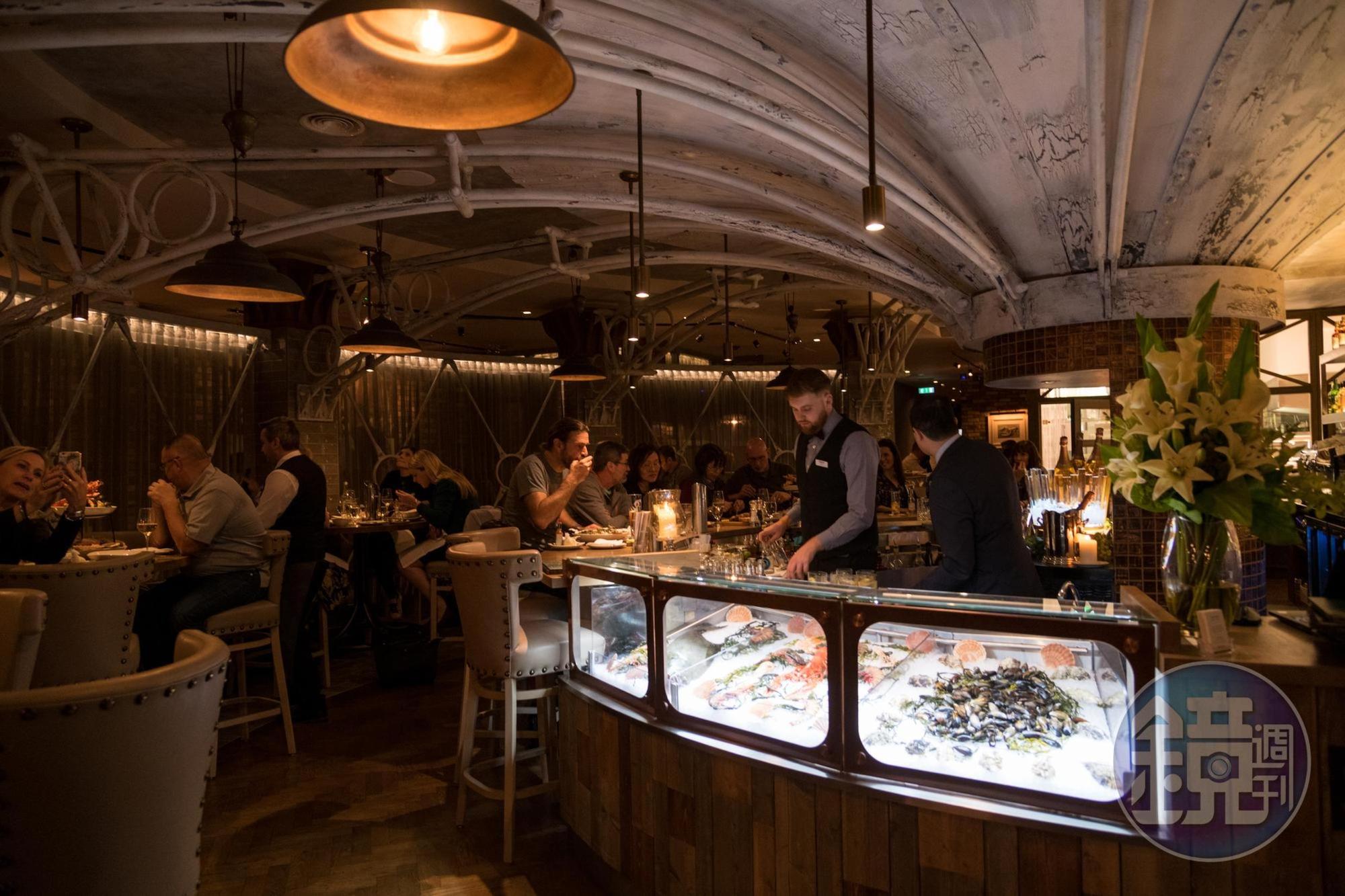 「Sole Seafood＆Grill」海鮮餐廳空間設計如維多利亞時期的輪船一般。