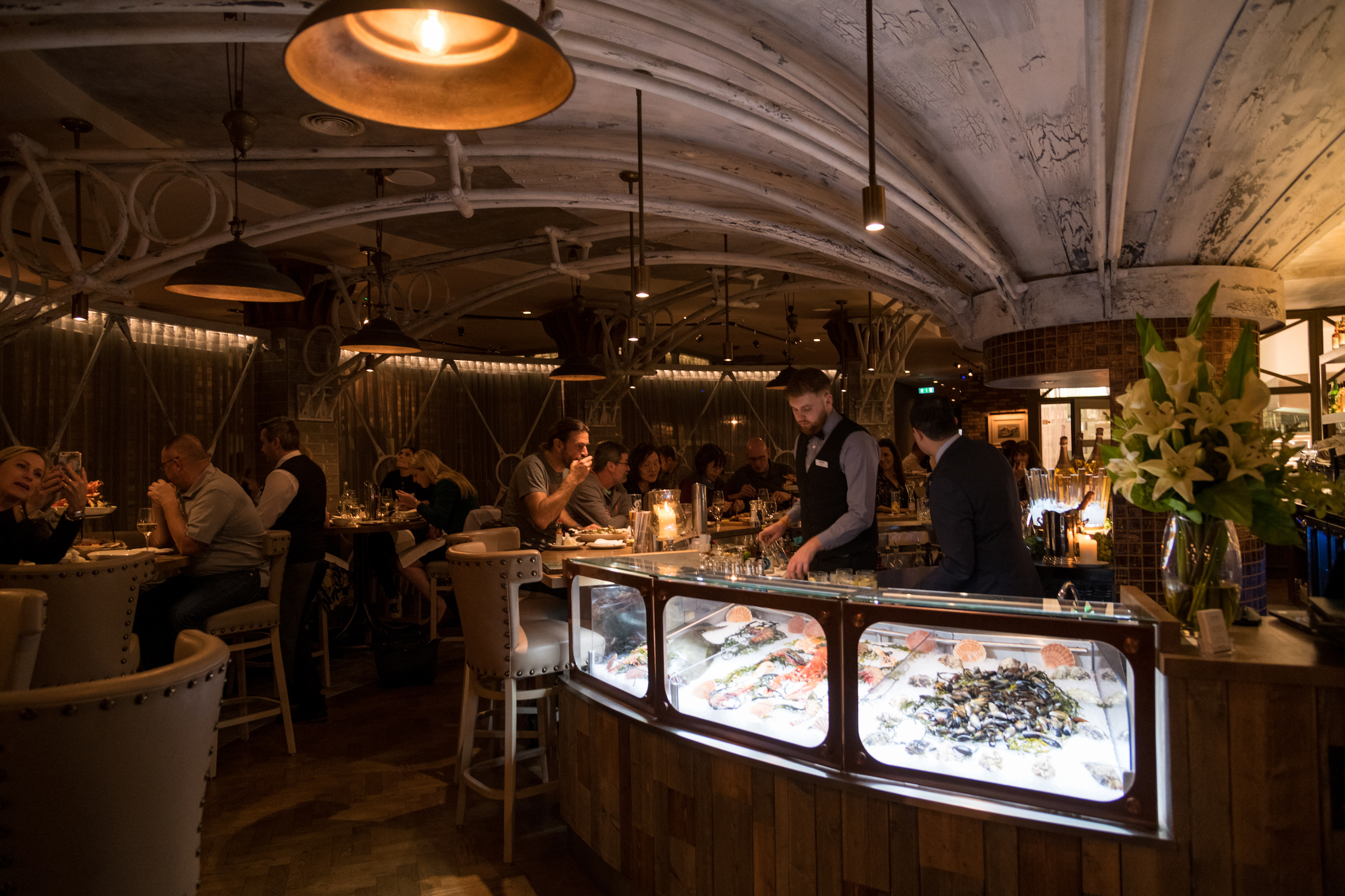 「Sole Seafood＆Grill」海鮮餐廳空間設計如維多利亞時期的輪船一般。