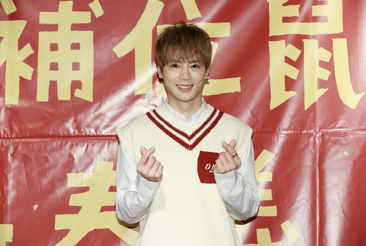 古曜威出席公益活動，號召了近20位好友，捐出上千項的義賣物品。