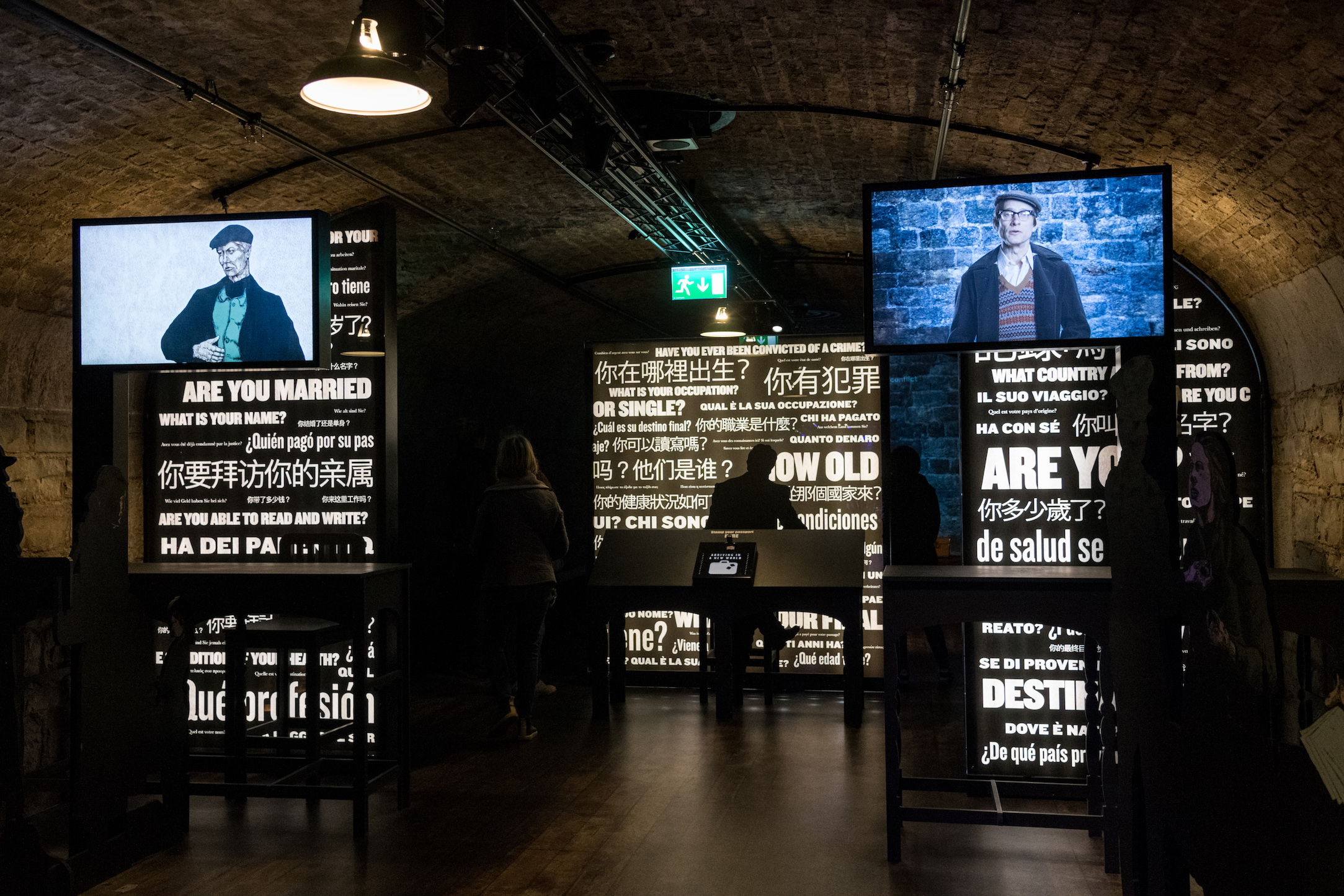 移民博物館的互動式裝置,設計有如入關的情境。