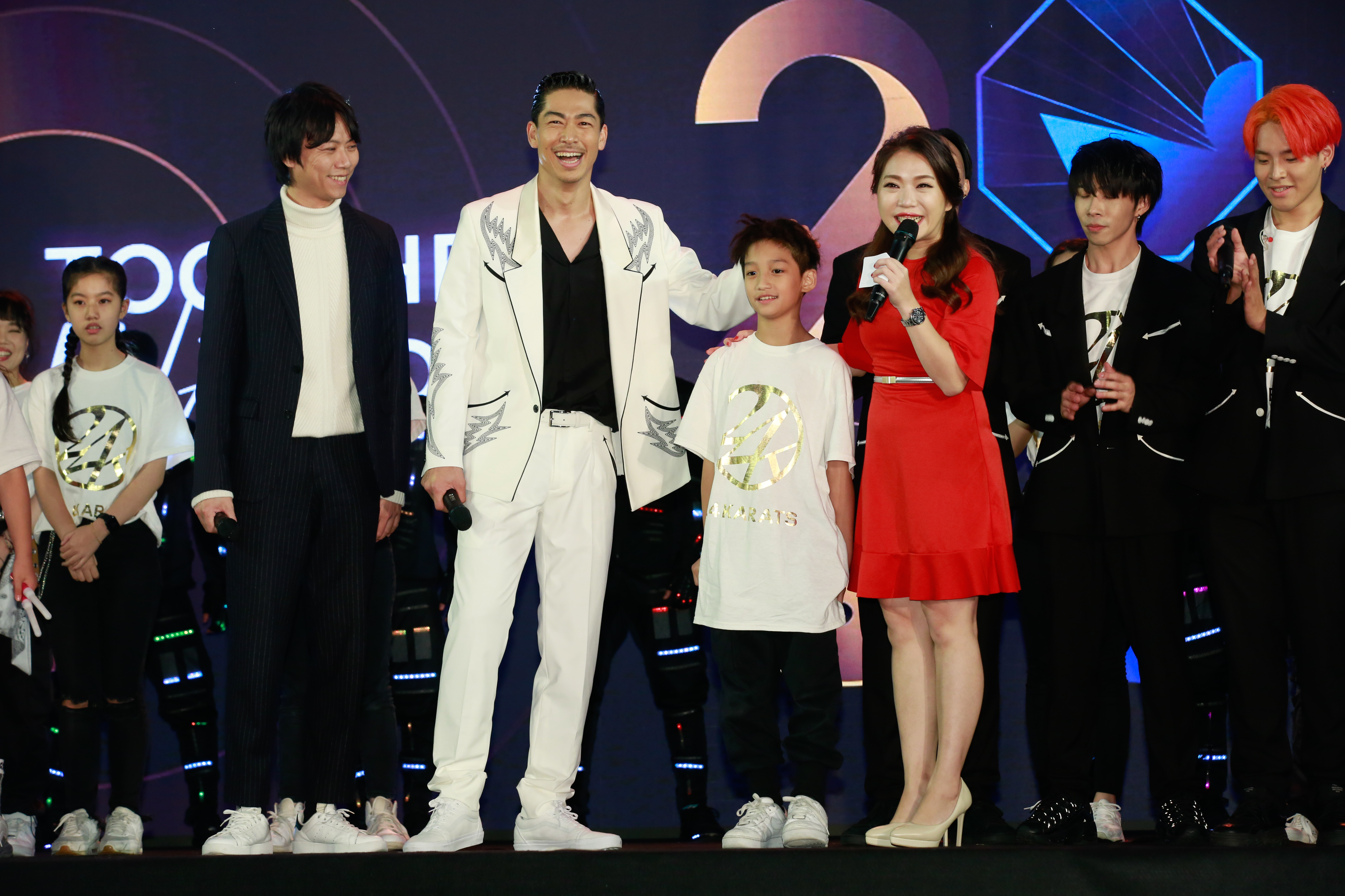 11歲小朋友說和AKIRA同台跳舞很有成就感，讓AKIRA開心輕撫他的頭。