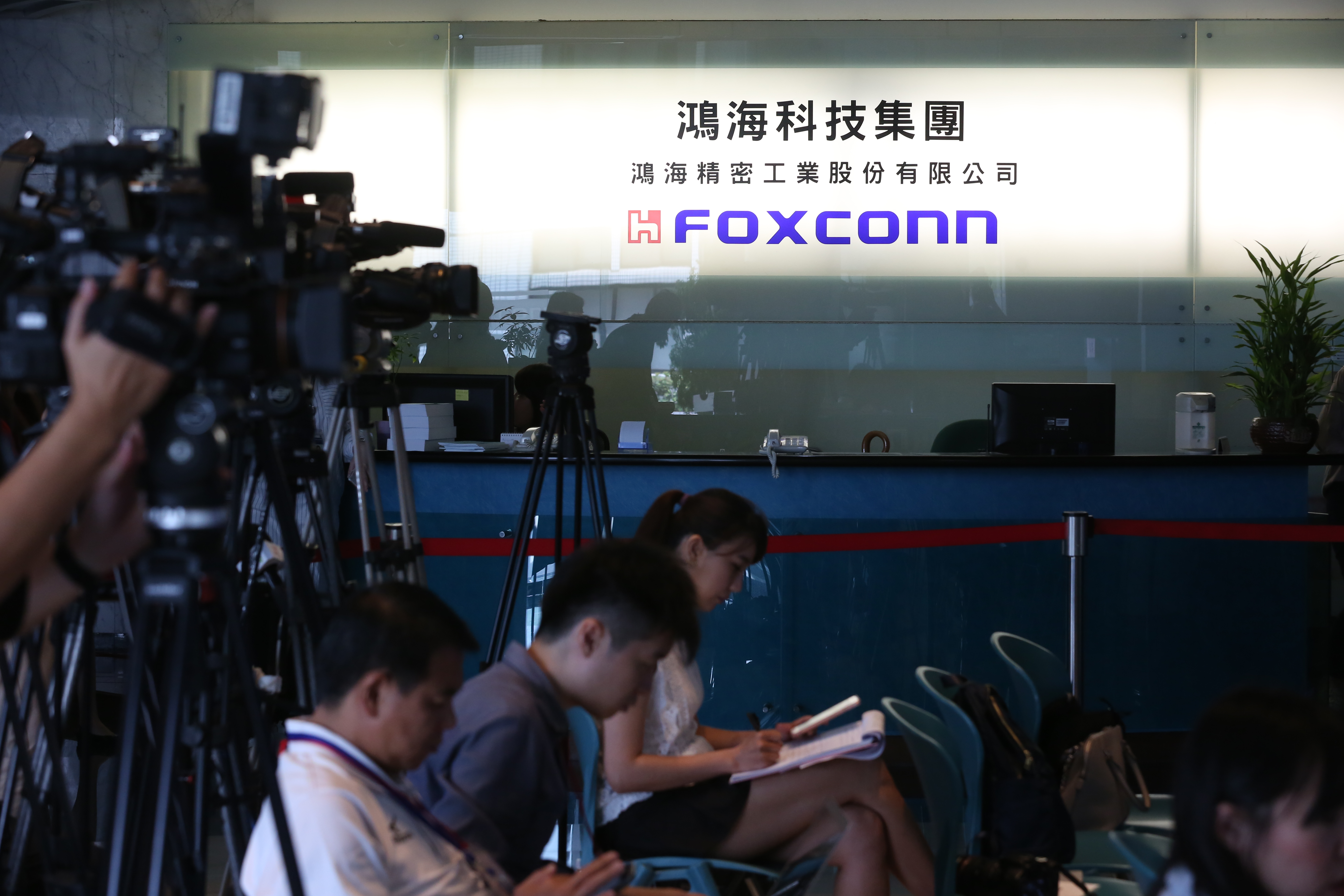 鴻海集團深圳、鄭州廠區原定10日復工計畫出現變數。