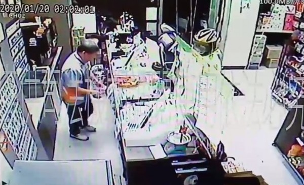 劉姓男子拿紙條提著汽油到超商企圖放火引爆打劫。（翻攝畫面）