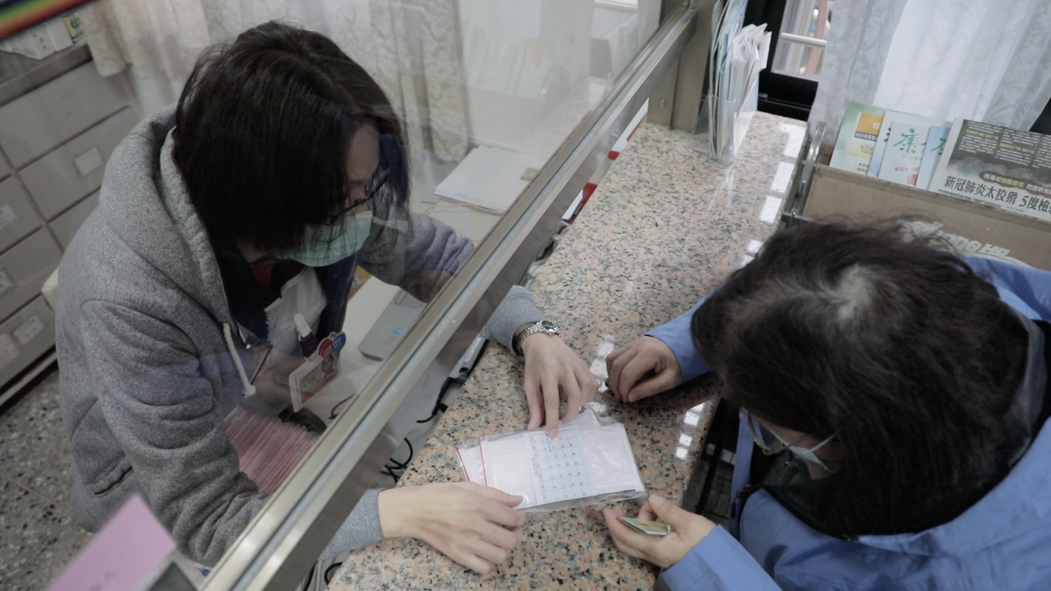 烏來因無藥局由衛生所無休支援發送口罩，侯友宜今前往加油打氣。（翻攝畫面）