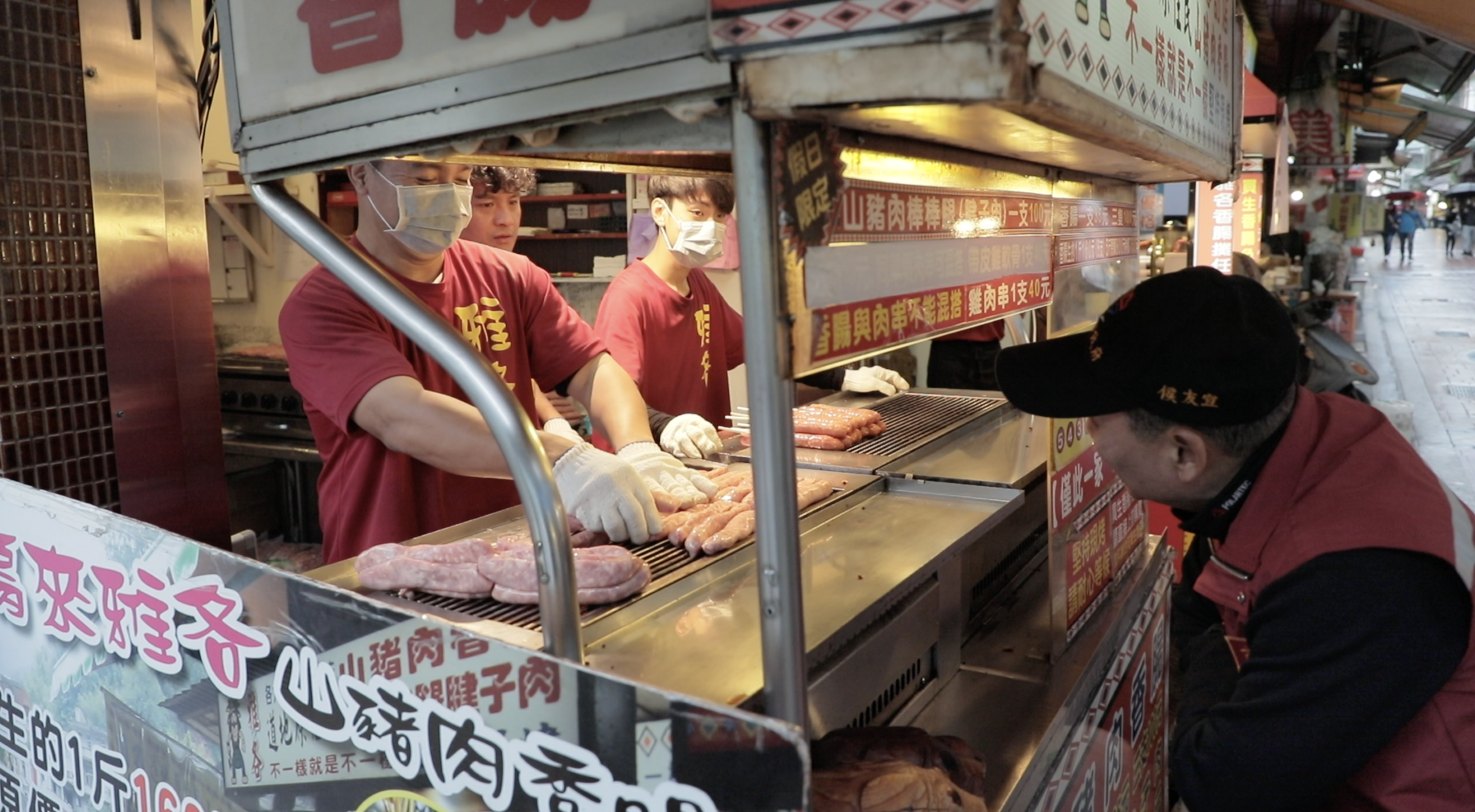 侯友宜關心烏來商家生意受武漢肺炎影響情況。（翻攝畫面）