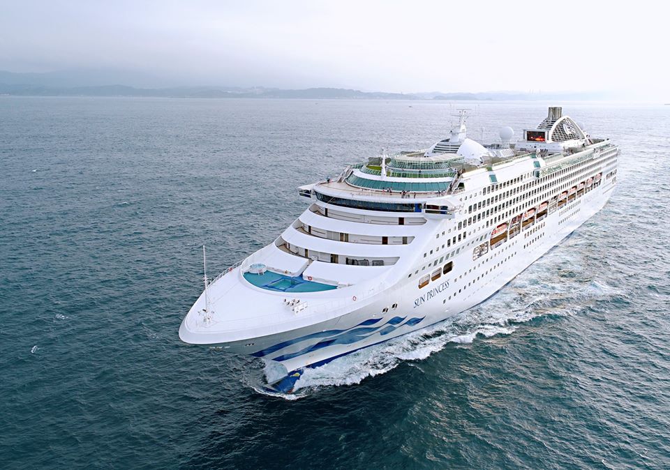 目前停靠在日本橫濱港外海的鑽石公主號遊輪，今（9）日又驗出6起確診病例，共計有70人遭到感染。（示意圖，非當事船，翻攝自公主遊輪台灣臉書）