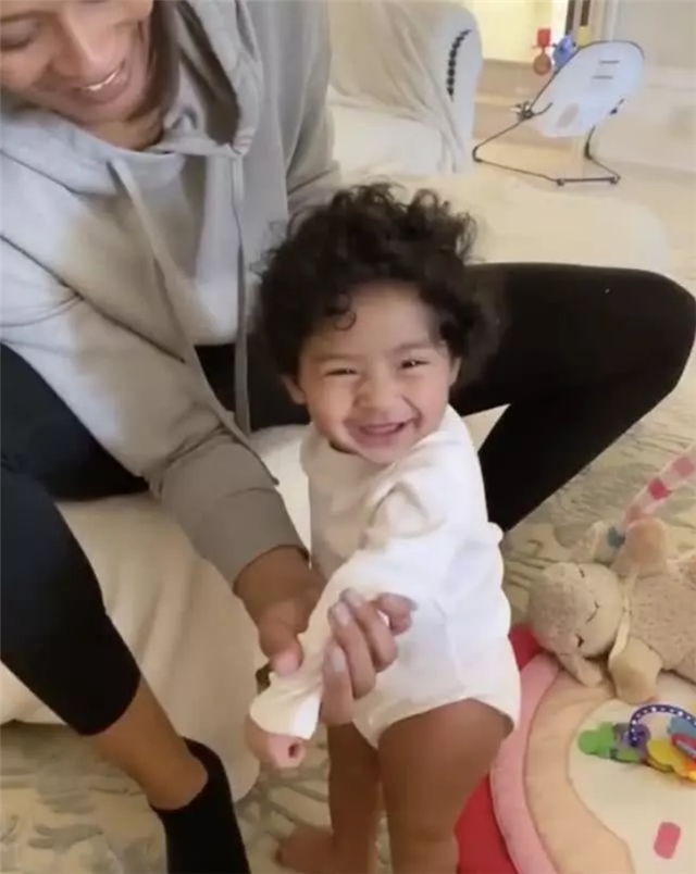 凡妮莎說小女兒長得很像二女兒吉安娜，也有像柯比的雙眼。（翻攝自Vanessa Bryant IG）