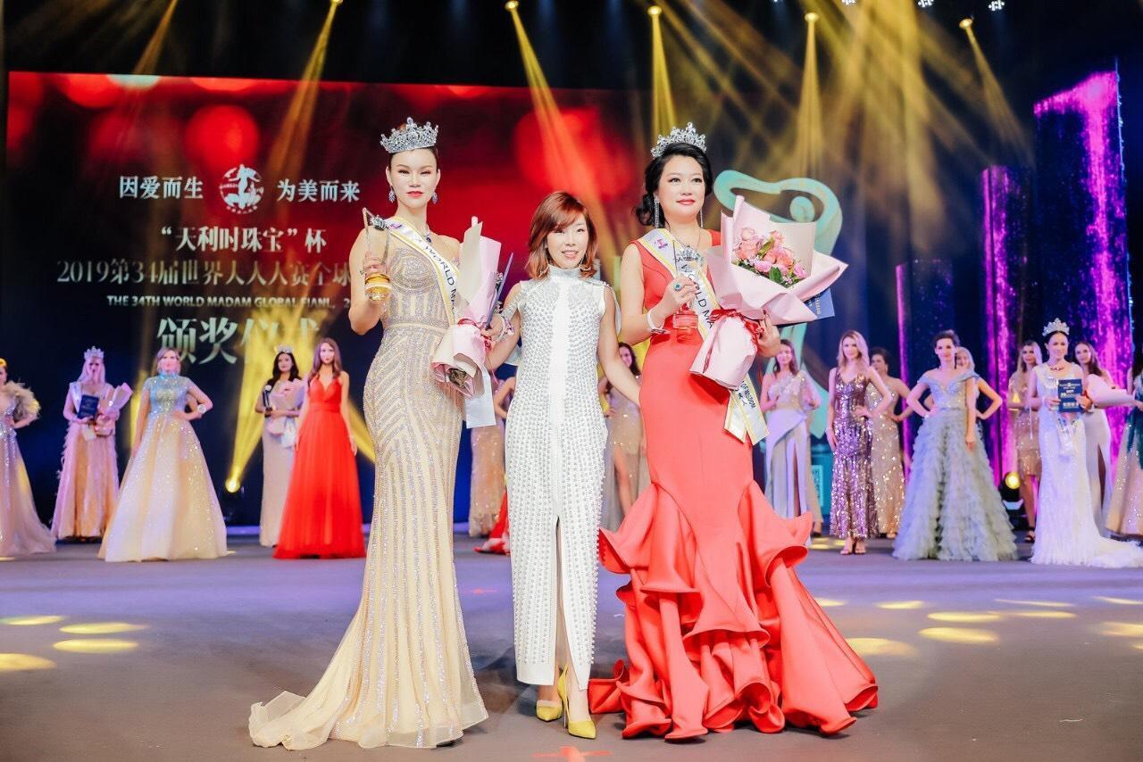 第34屆世界夫人全球總決賽冠軍為中國鄭美賢(左)亞軍為台灣范玉玲(右)。(范玉玲提供)