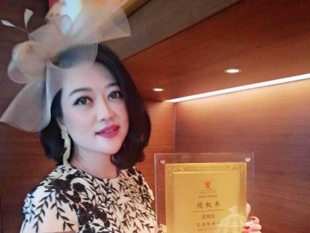 范玉玲取得2020世界夫人台灣區賽事主席。(范玉玲提供)