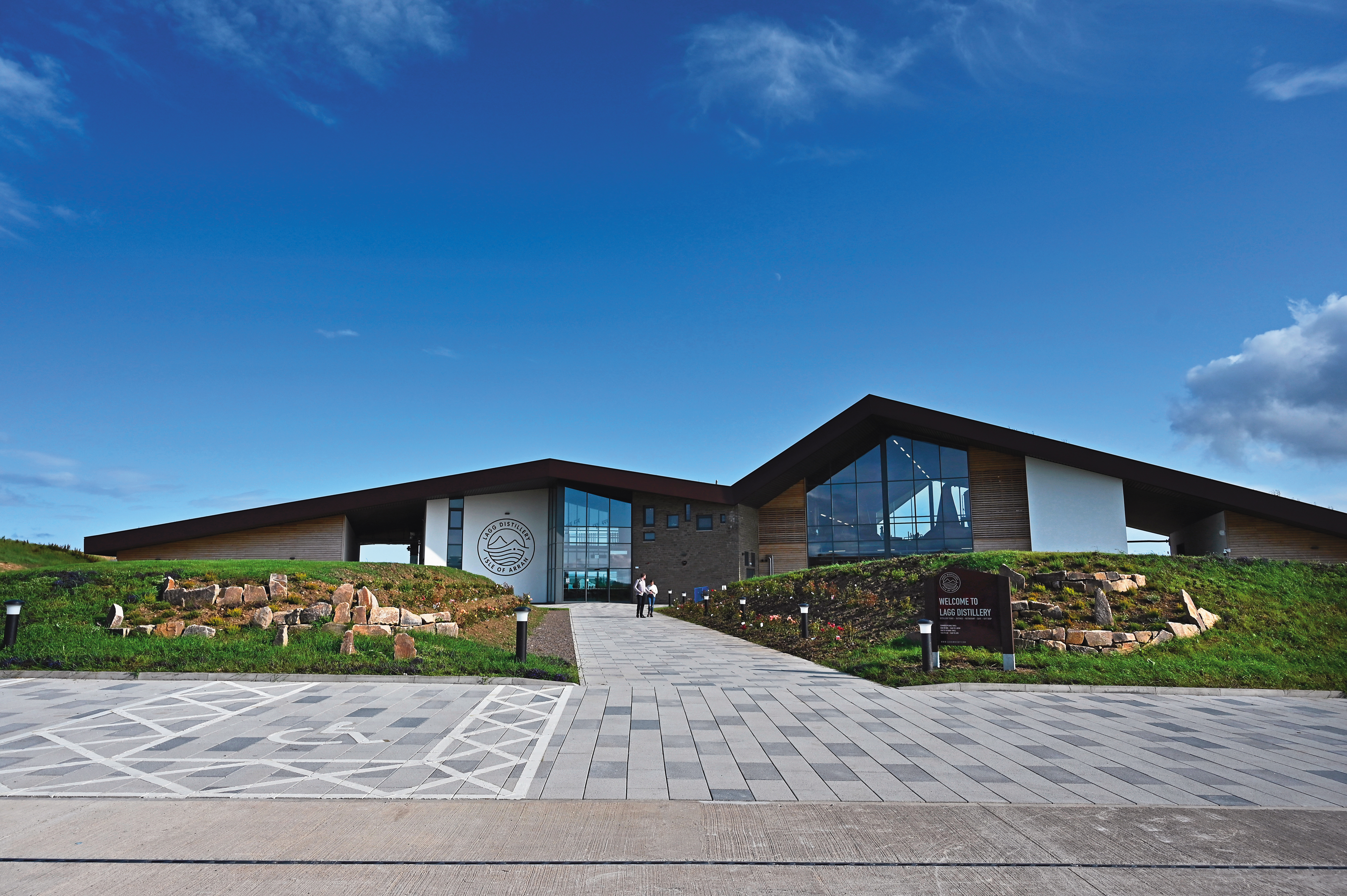愛倫島南邊的Lagg酒廠雖然靠海，但其實位於崖上。左邊的遊客中心2017年開始興建，2019年右邊的酒廠才蓋好並開放參觀。