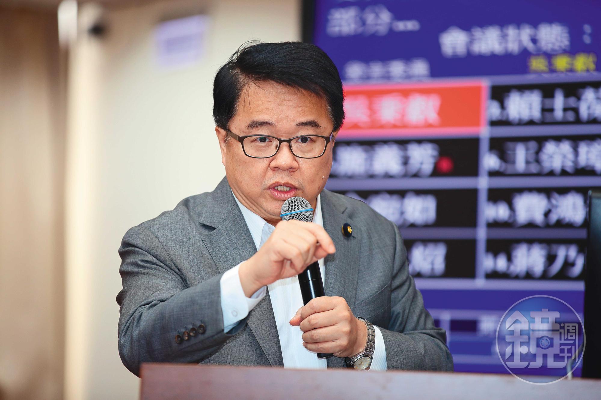 立委吳秉叡認為,如果單方面禁止加熱菸,恐出現與傳統紙菸2套標準的矛盾情形。