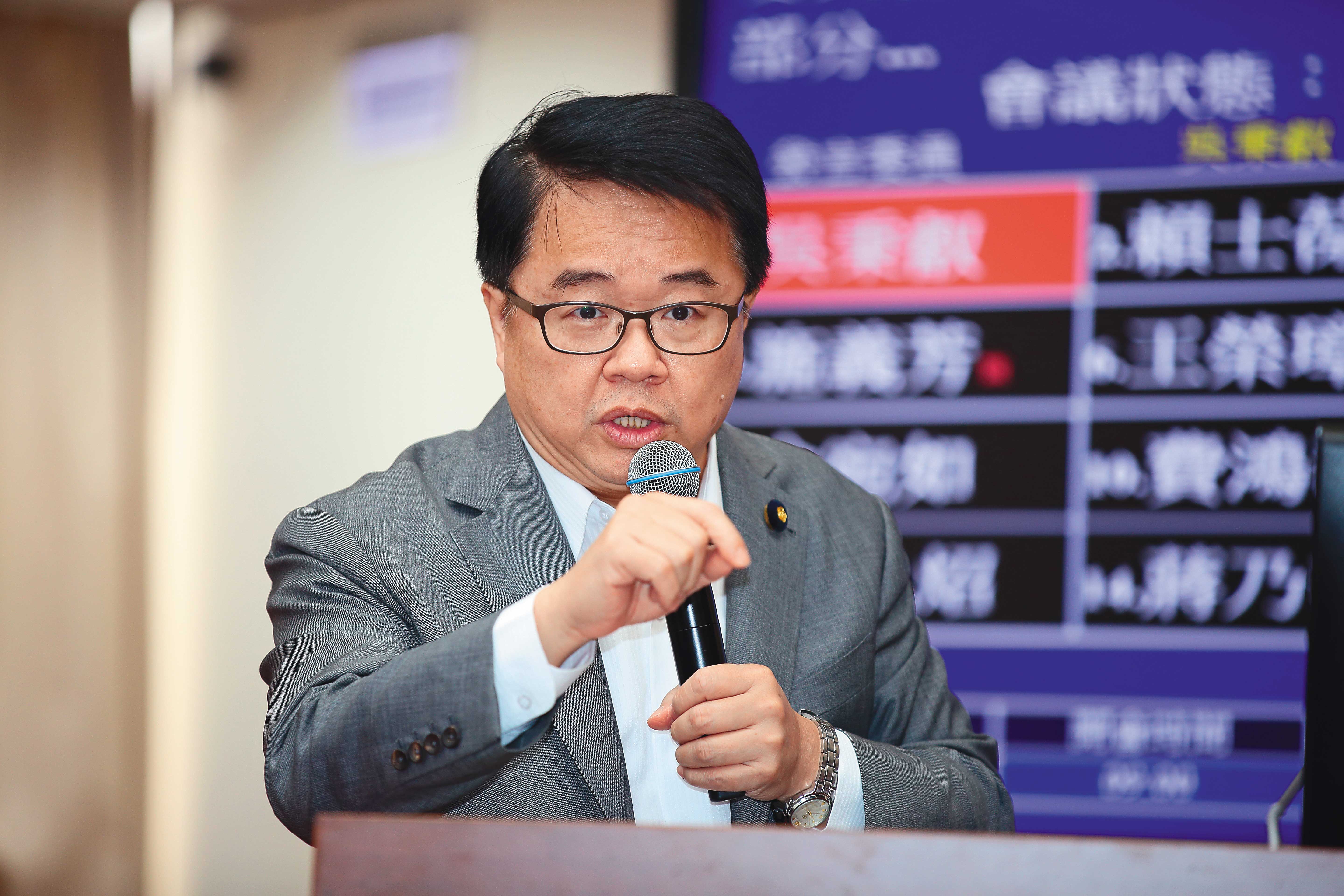 立委吳秉叡認為，如果單方面禁止加熱菸，恐出現與傳統紙菸兩套標準的矛盾情形。