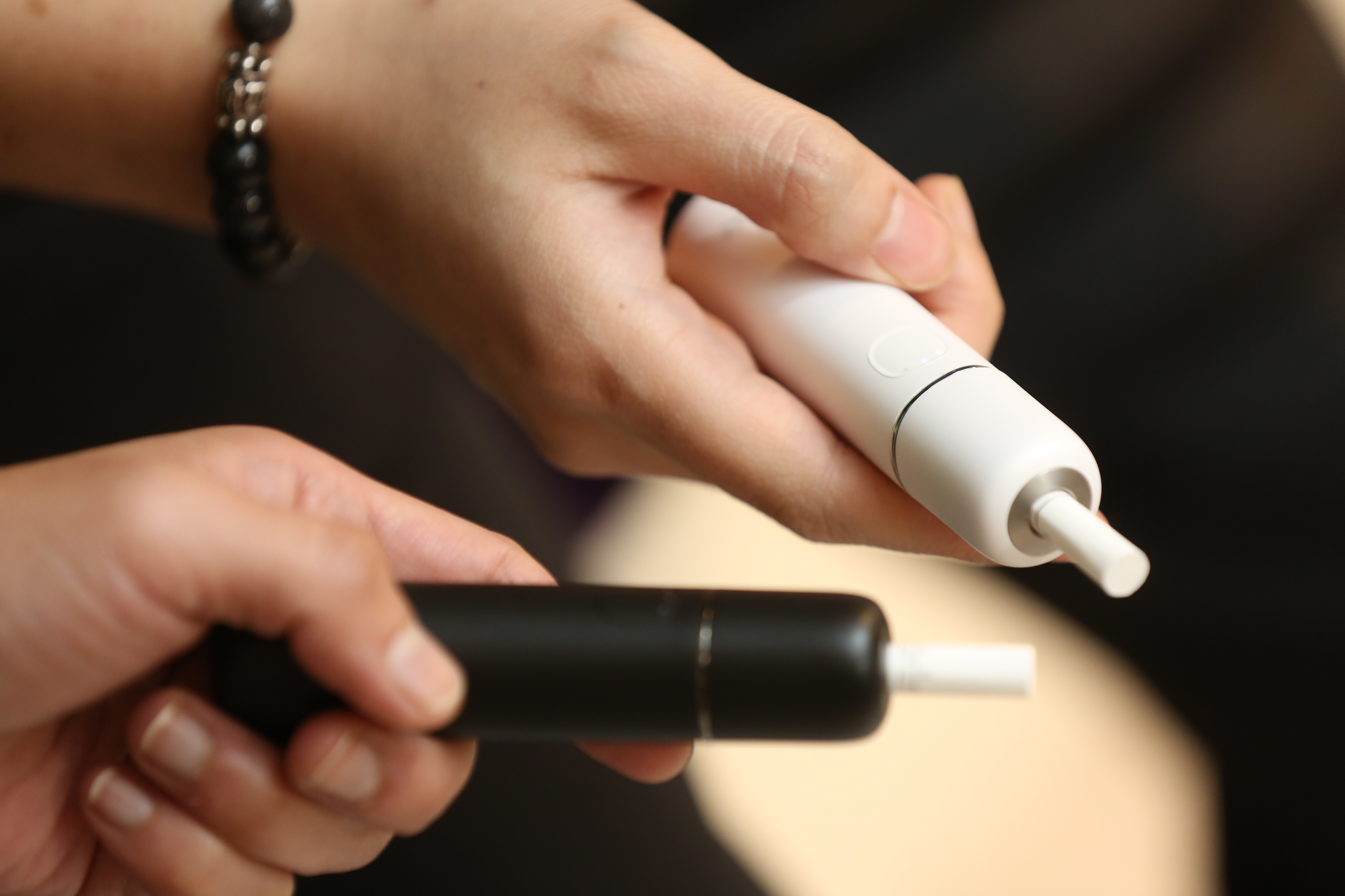 政府對加熱菸的屬性至今認定不明，執法上引發不小爭議。