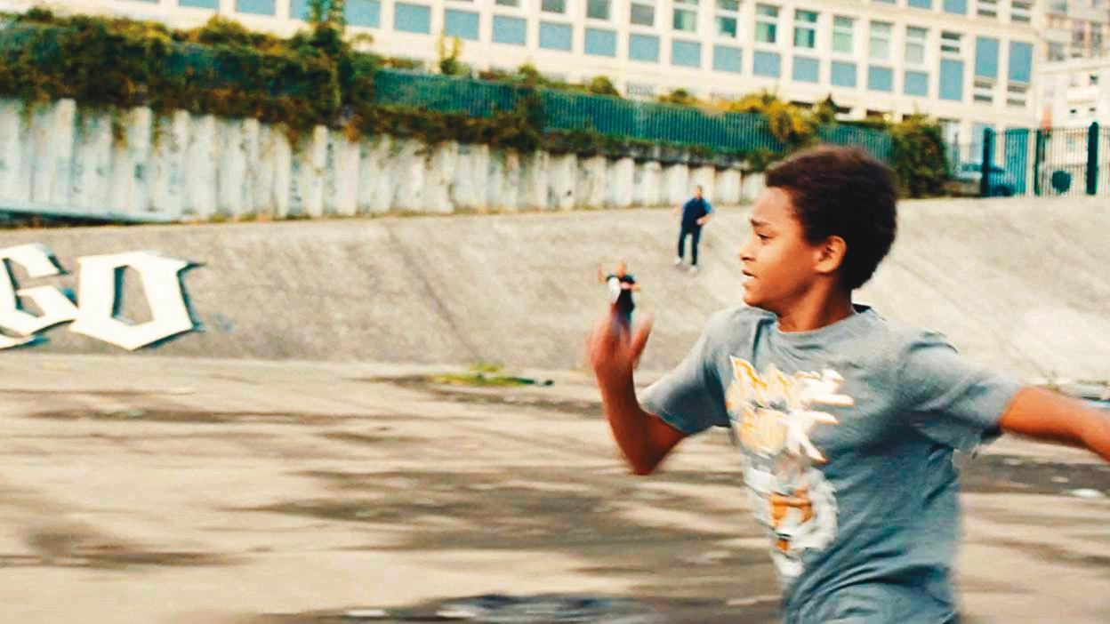取材真實事件的《悲慘世界》,以非裔少年為躲避警察緝捕而遭到電死做引子,掀開法國種種社會問題。(海鵬提供)