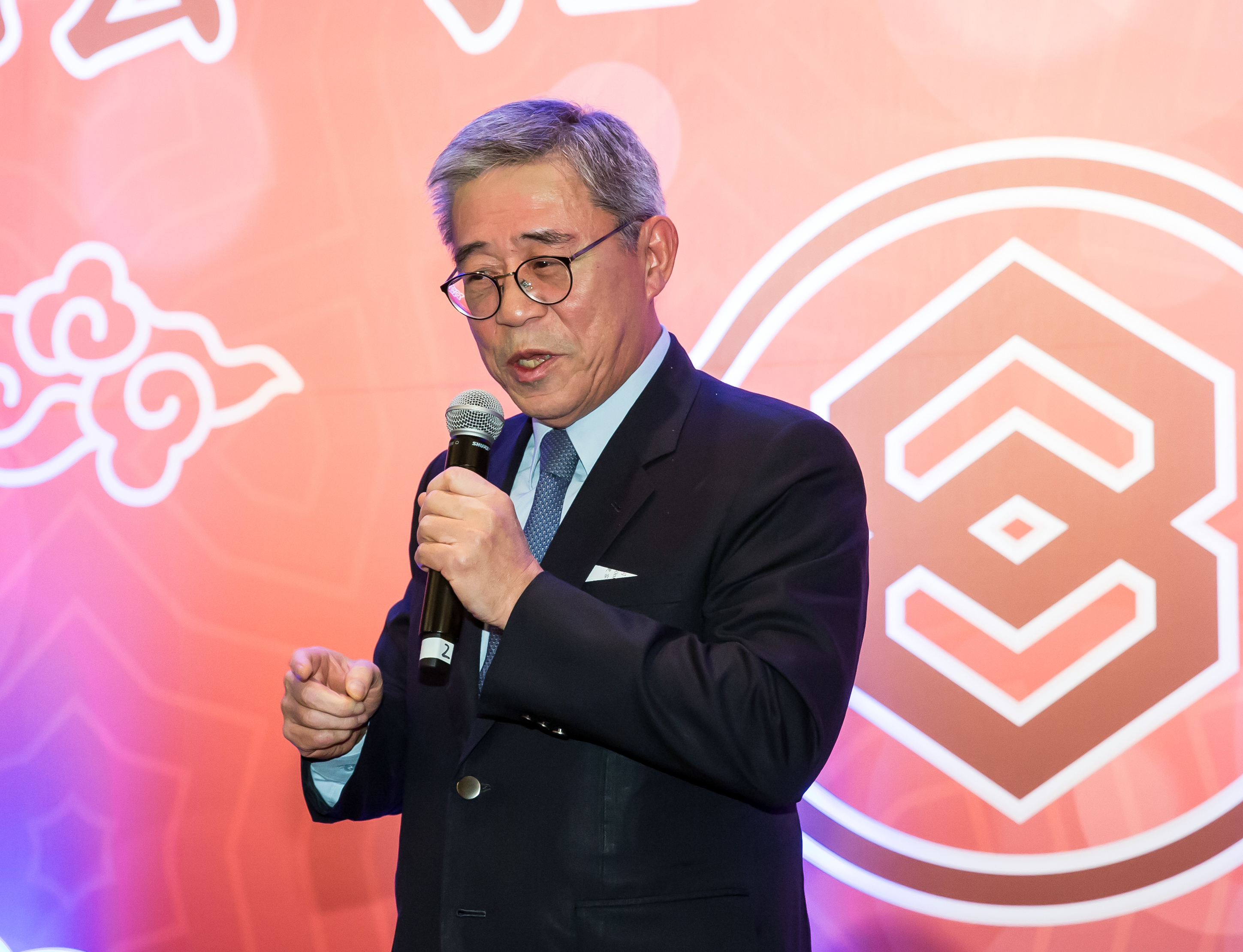 王文潮近來主導集團發展新事業，還推出除菌棒，讓口罩可以重複使用。