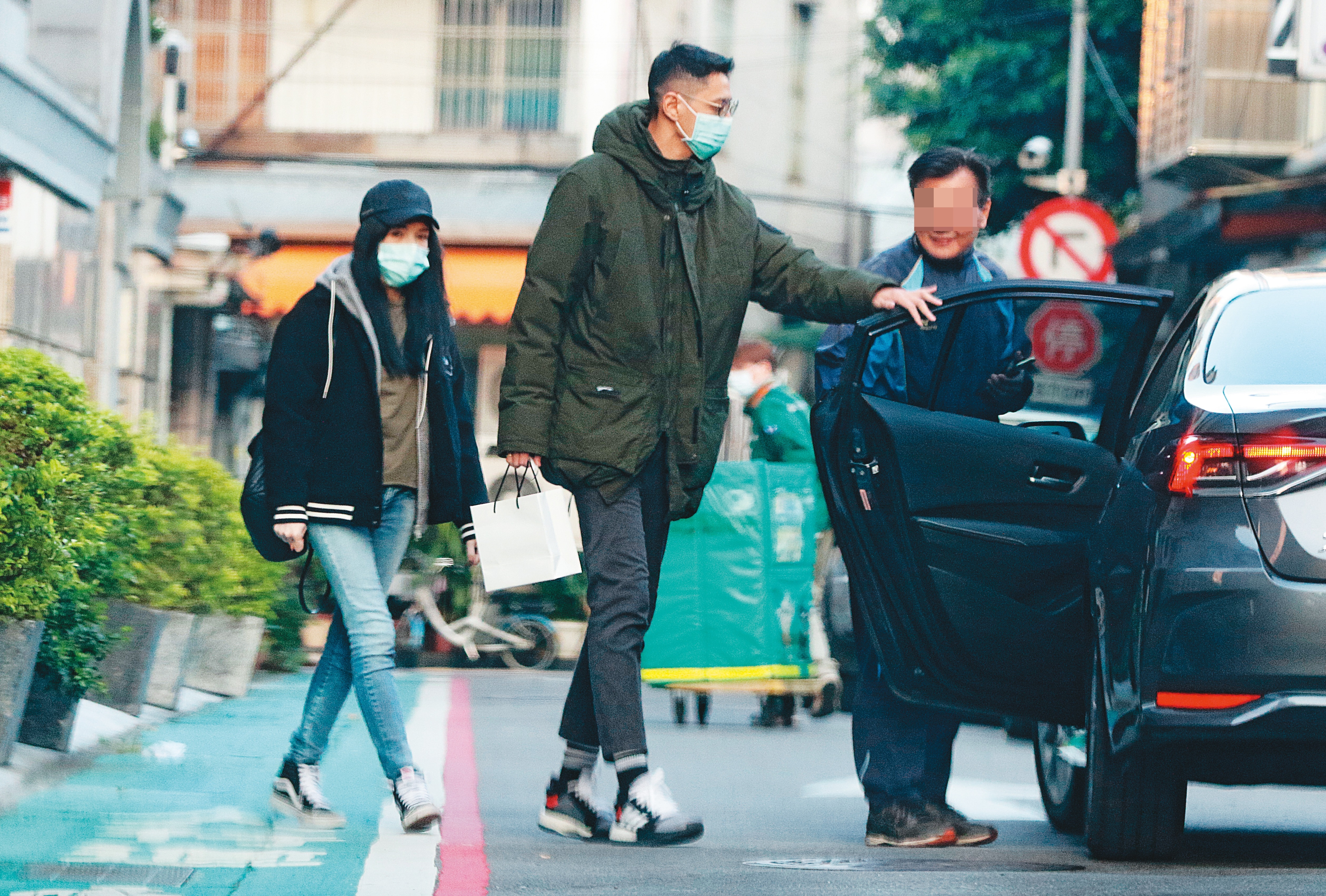 1/30 17:00，許瑋甯（左）與劉又年（右）戴醫療口罩出門，兩人很有禮貌對司機打招呼。