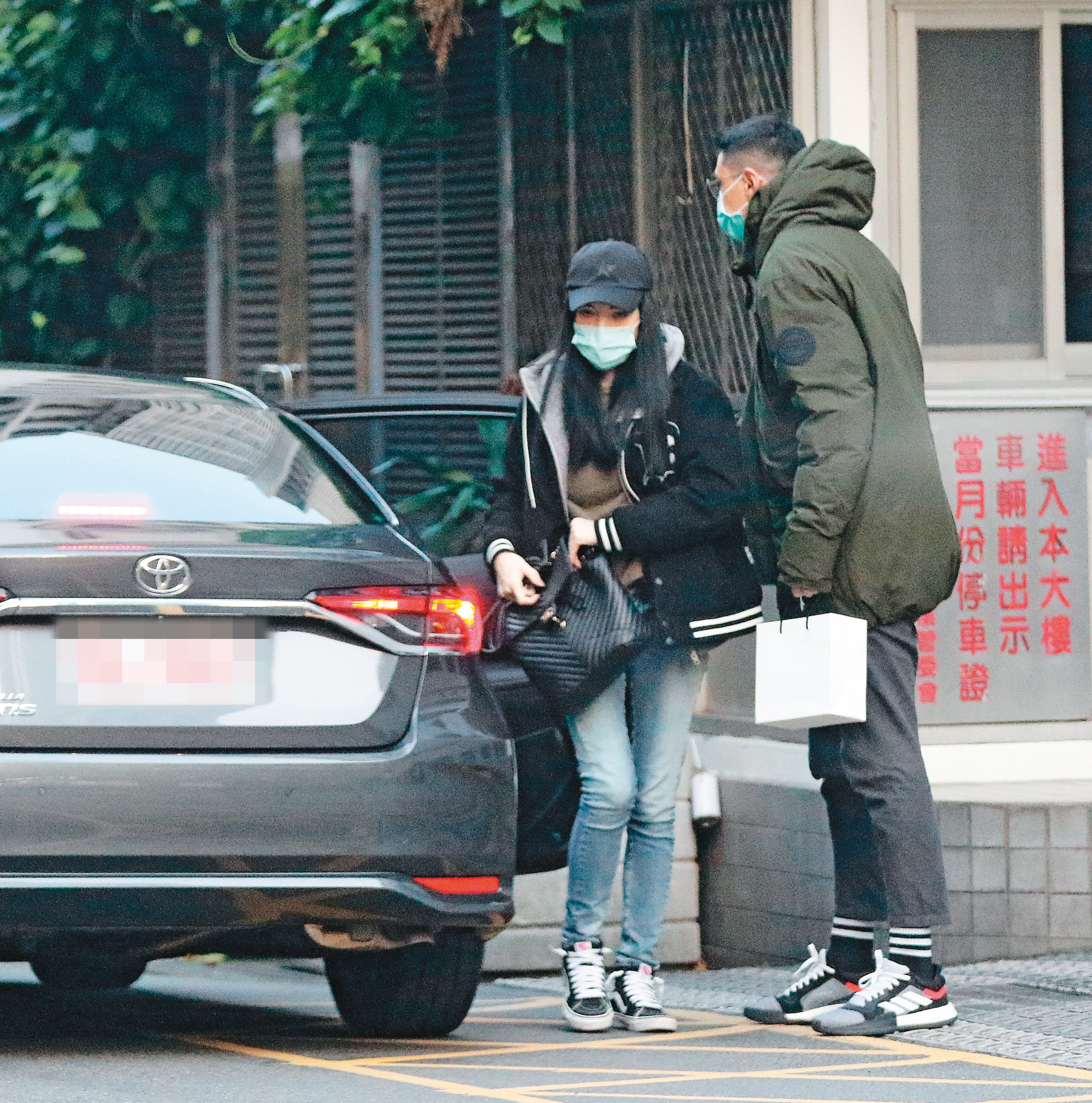 1/30 17:11，車開到北市仁愛路上，兩人下車準備吃牛肉麵填飽肚子。
