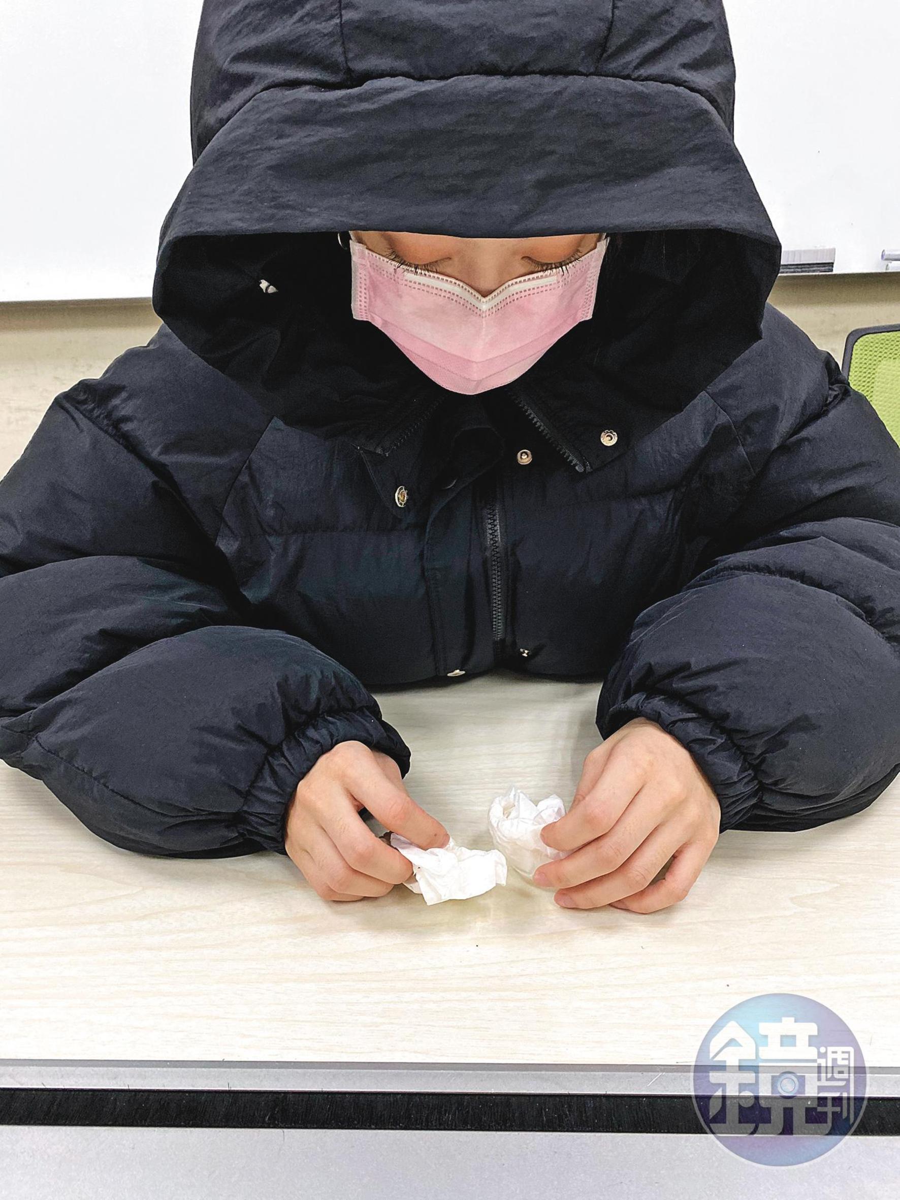 事情已1年多,受害女子右右(化名)至今仍深陷恐懼,談及全案審理期間的心情,她情緒激動,崩潰痛哭,幾度無法言語。