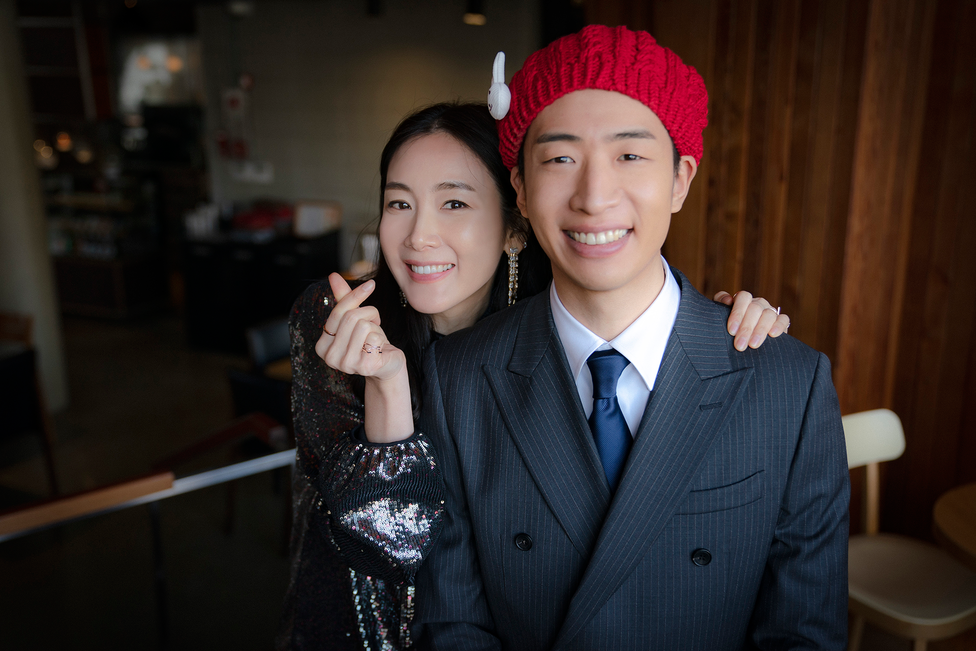 崔智友(後)客串《愛的迫降》,孕後首度現身螢光幕。(Netflix提供)