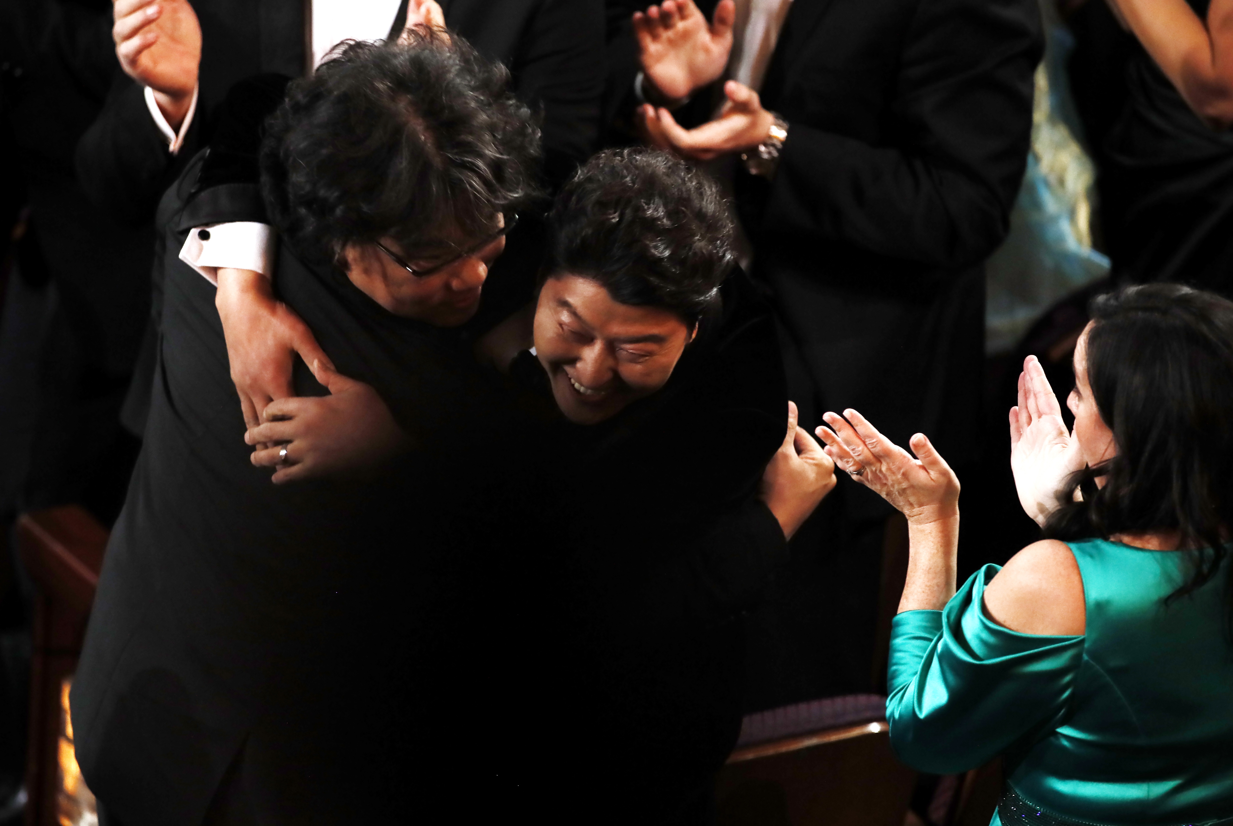 導演奉俊昊（左）與他長年合作的演員宋康昊，聽到《寄生上流》拿到最佳影片，開心地抱在一起。（東方IC）