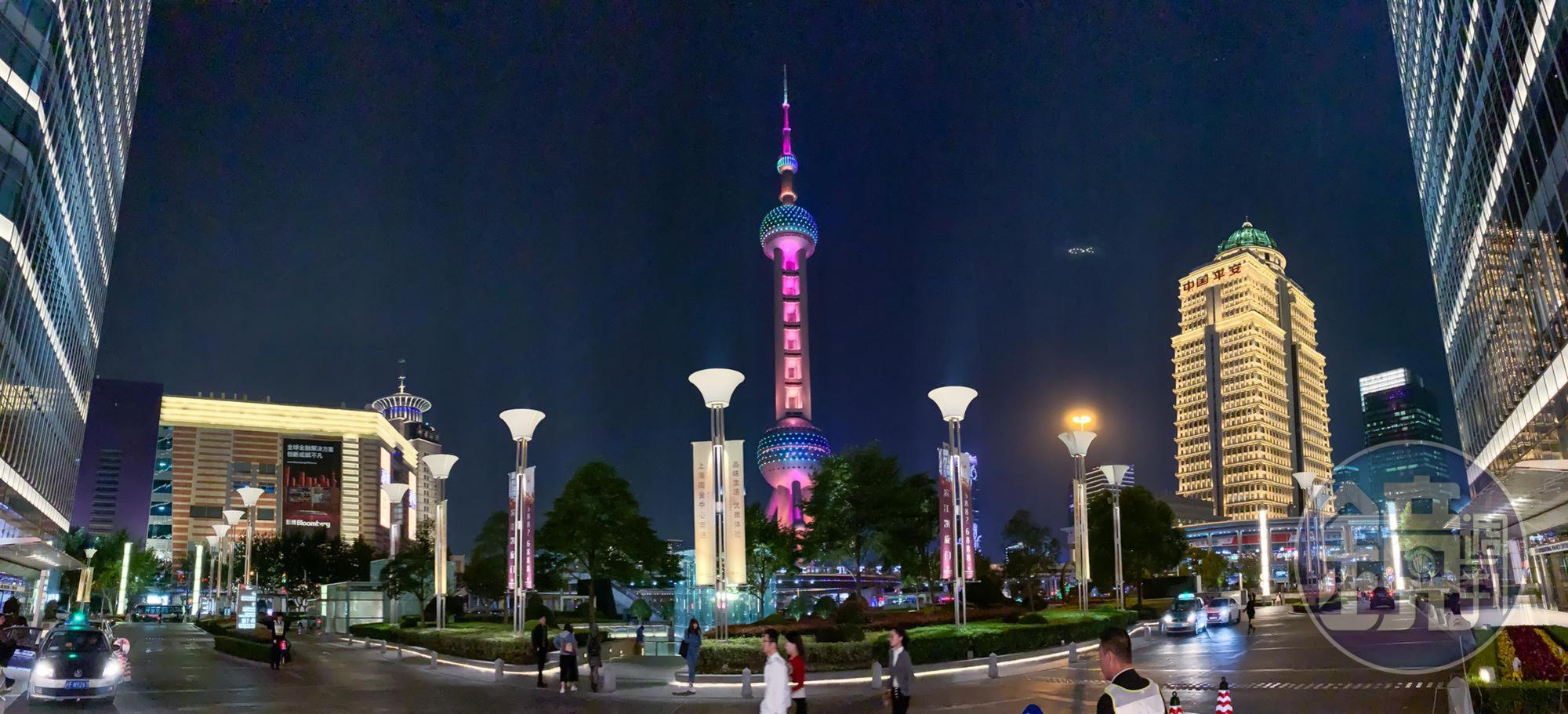 中國首都北京早上宣布對社區進行「封閉式管理」,一線城市上海今也宣布跟進。