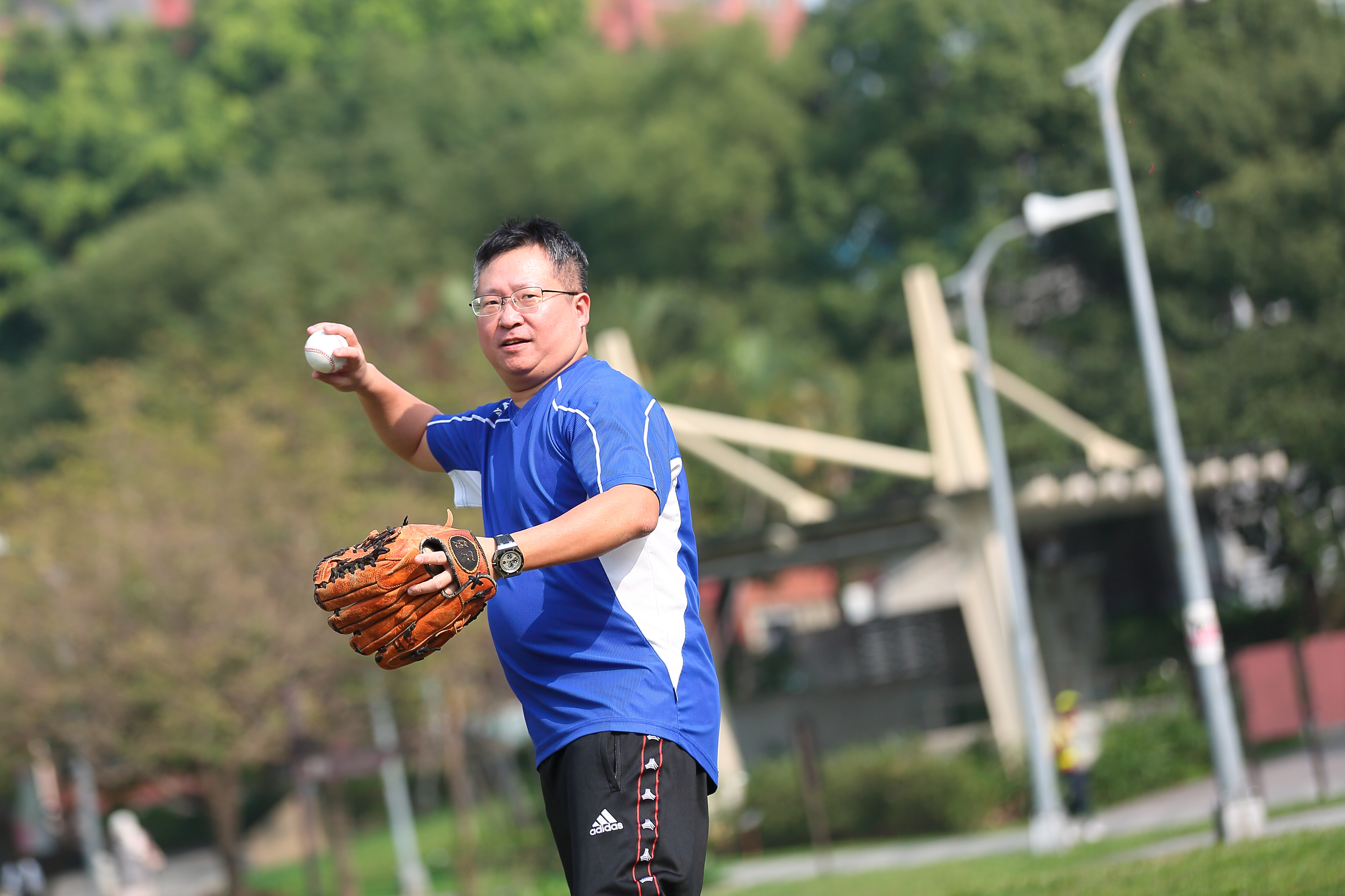 楊啟宏熱愛棒球運動，能從投手的球速與控球能力得到靈感，挖出潛力好股。  