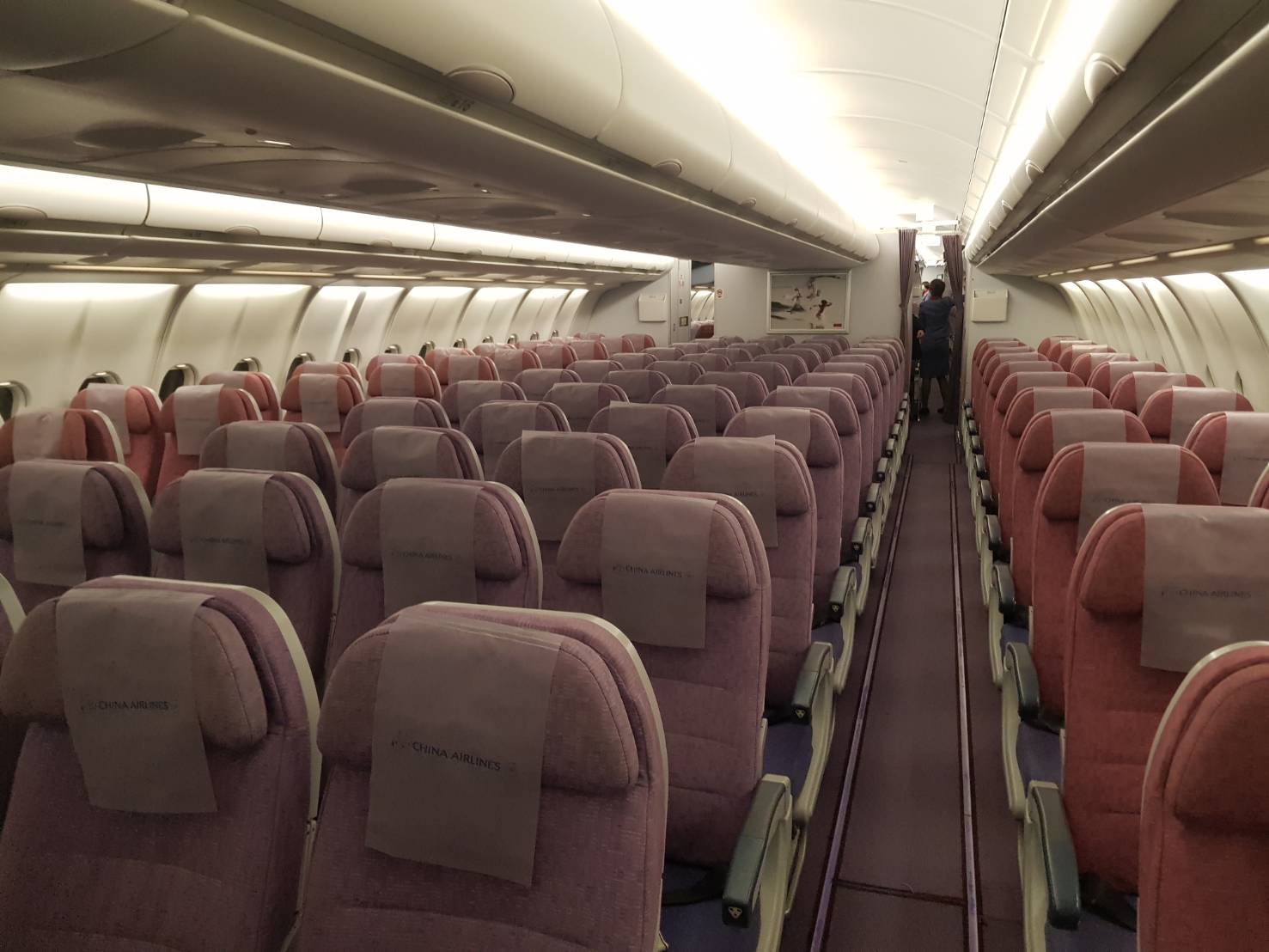 武漢肺炎疫情嚴重衝擊航空業，華航CI928昨晚10點半從香港起飛往桃園，全機可搭載307人，竟只有13名旅客。