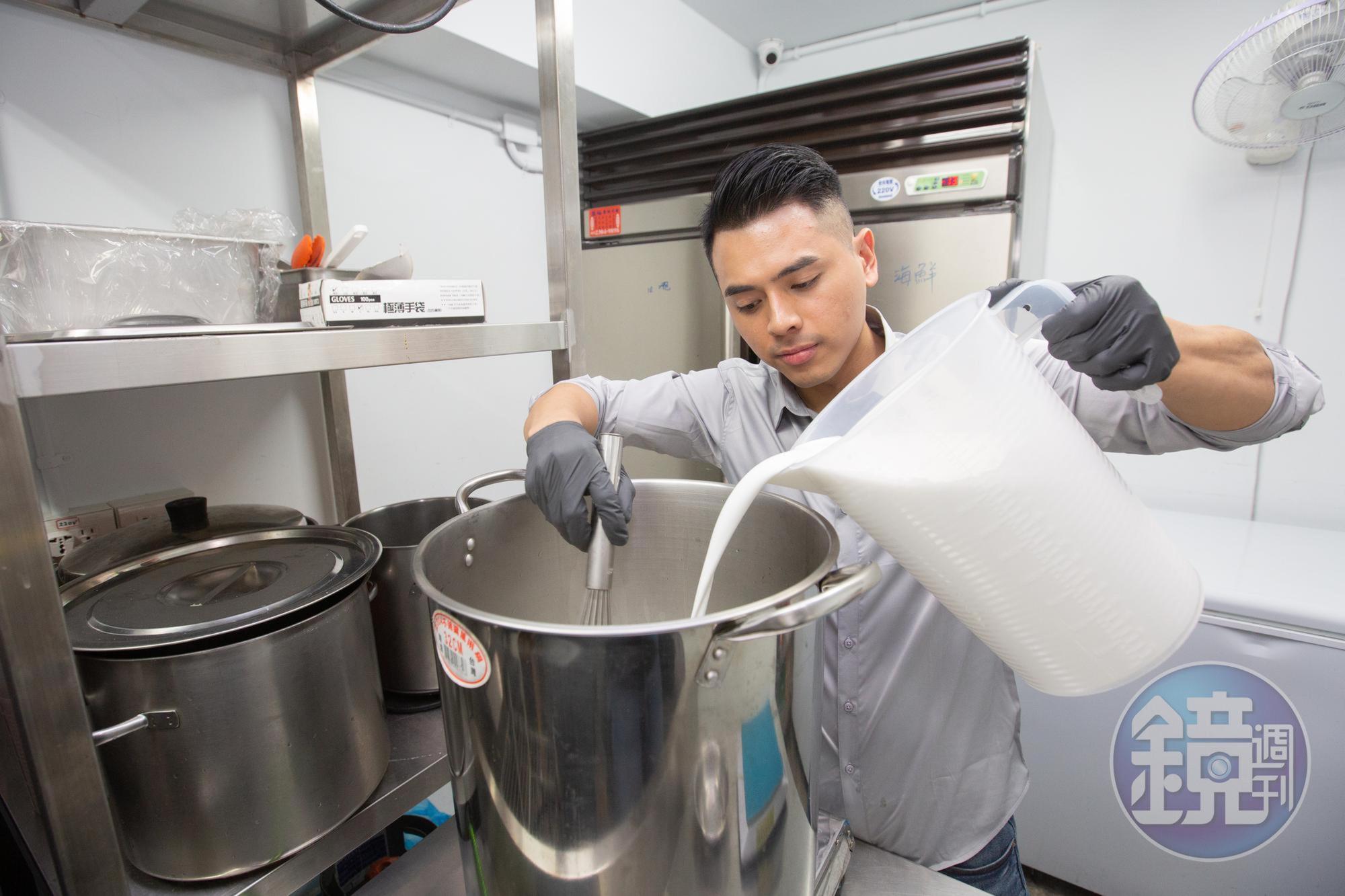 創業邁入第4年,製作店內的招牌椰子冰淇淋,許博勳仍不假他人之手。