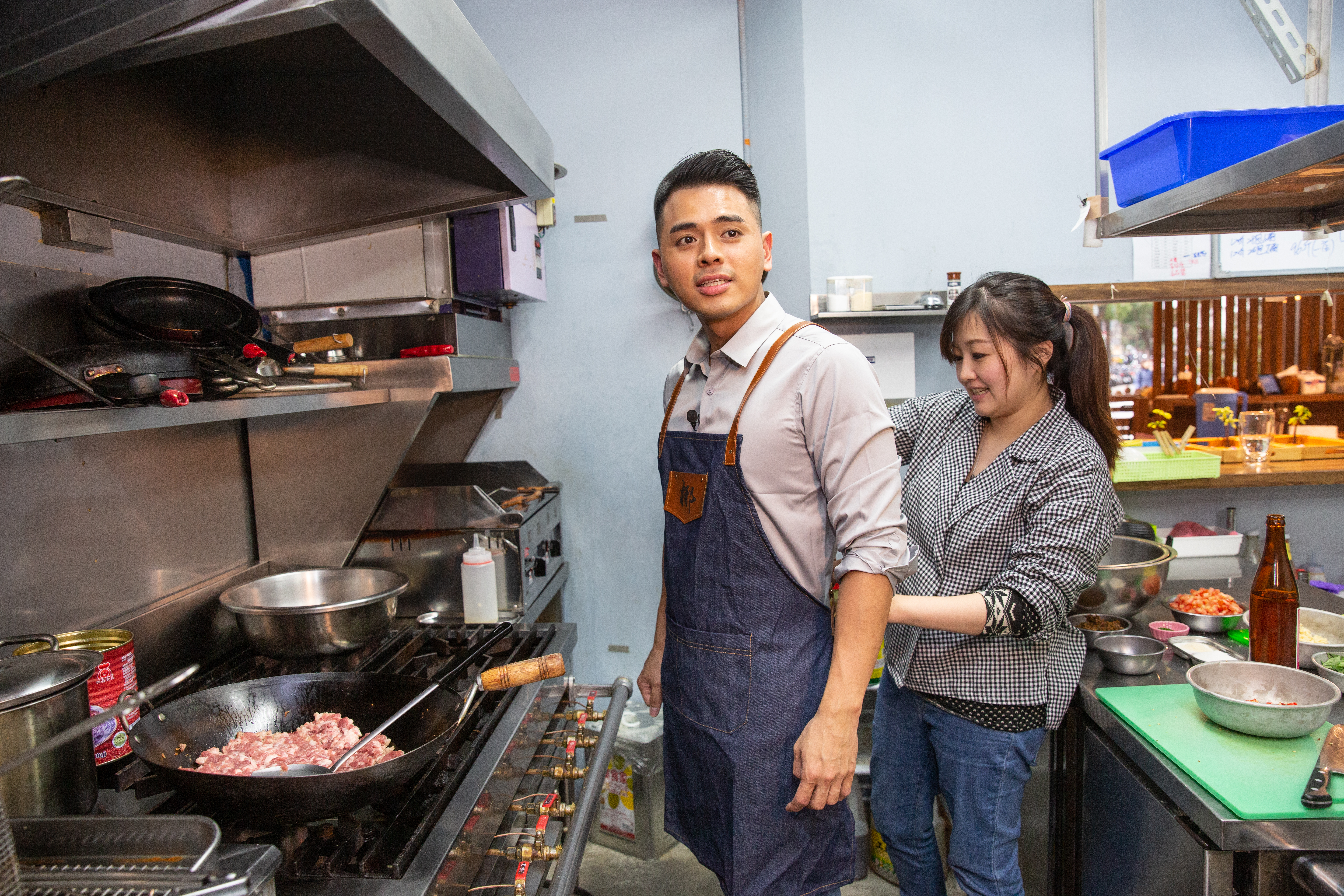 許博勳（左）與太太吳冠臻（右）是高中學長、學妹，吳冠臻也是他創業路上的最佳助手。