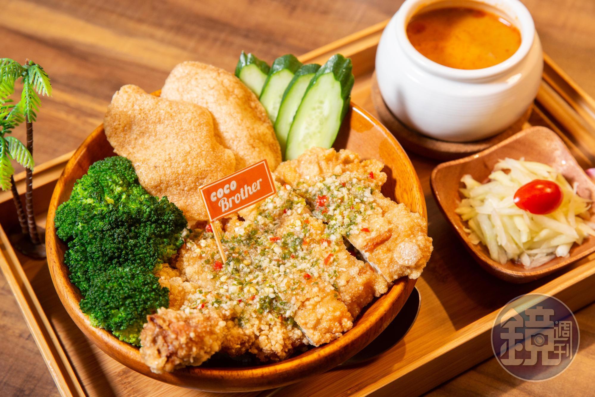許博勳開店初期原本只打算賣輕食,但他發現,上班族不會想在中午時段吃吐司,後來才開始賣定食。他以天然檸檬汁取代椒麻雞醬中的醋和醬油,推出招牌椒麻雞飯,雞肉吃來沒有死鹹味。(250元/份)