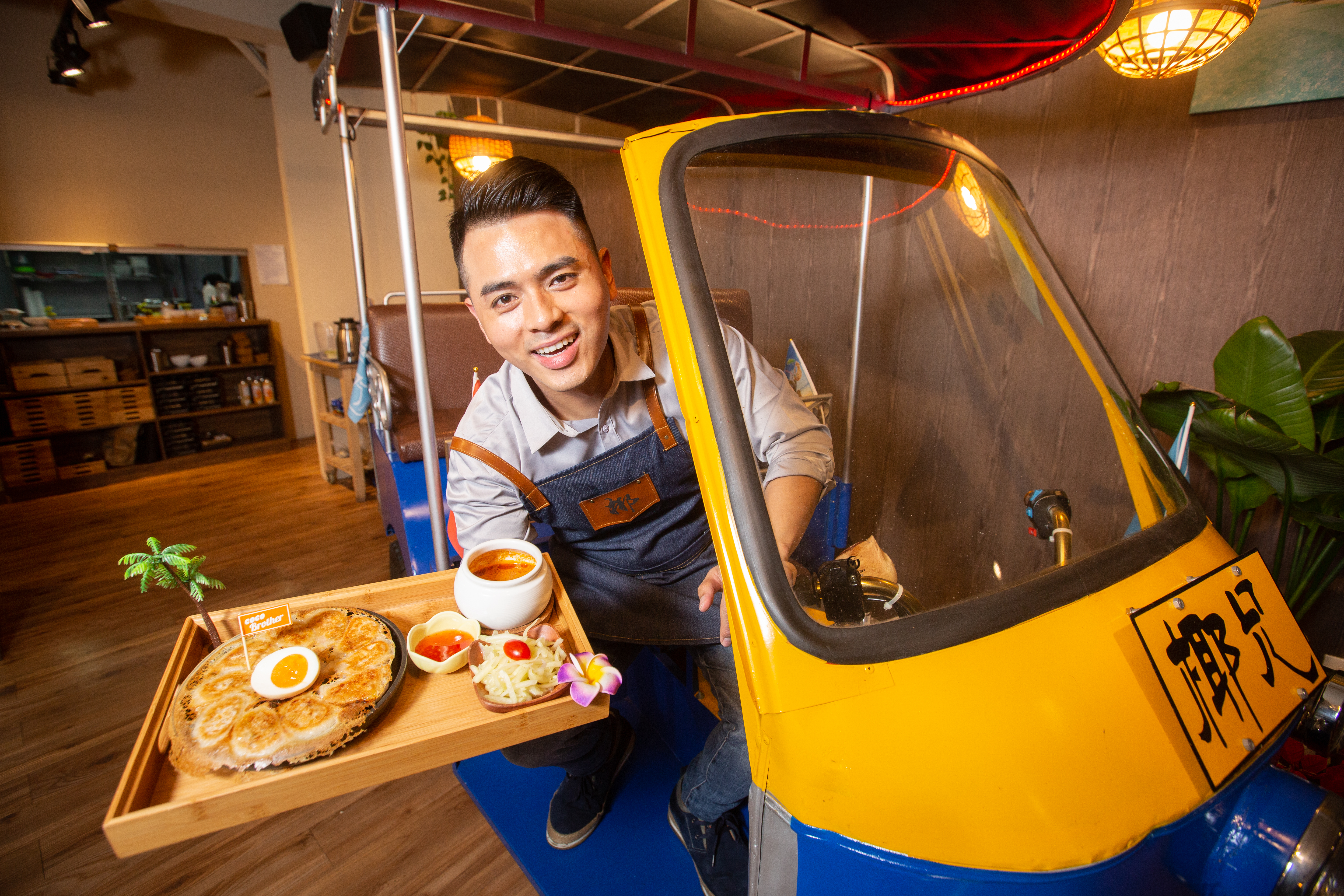 每週窩在廚房開發新品的許博勳，某日突發奇想，將打拋豬的餡料包入餃子，推出「打拋豬冰花煎餃」。（220元／份）