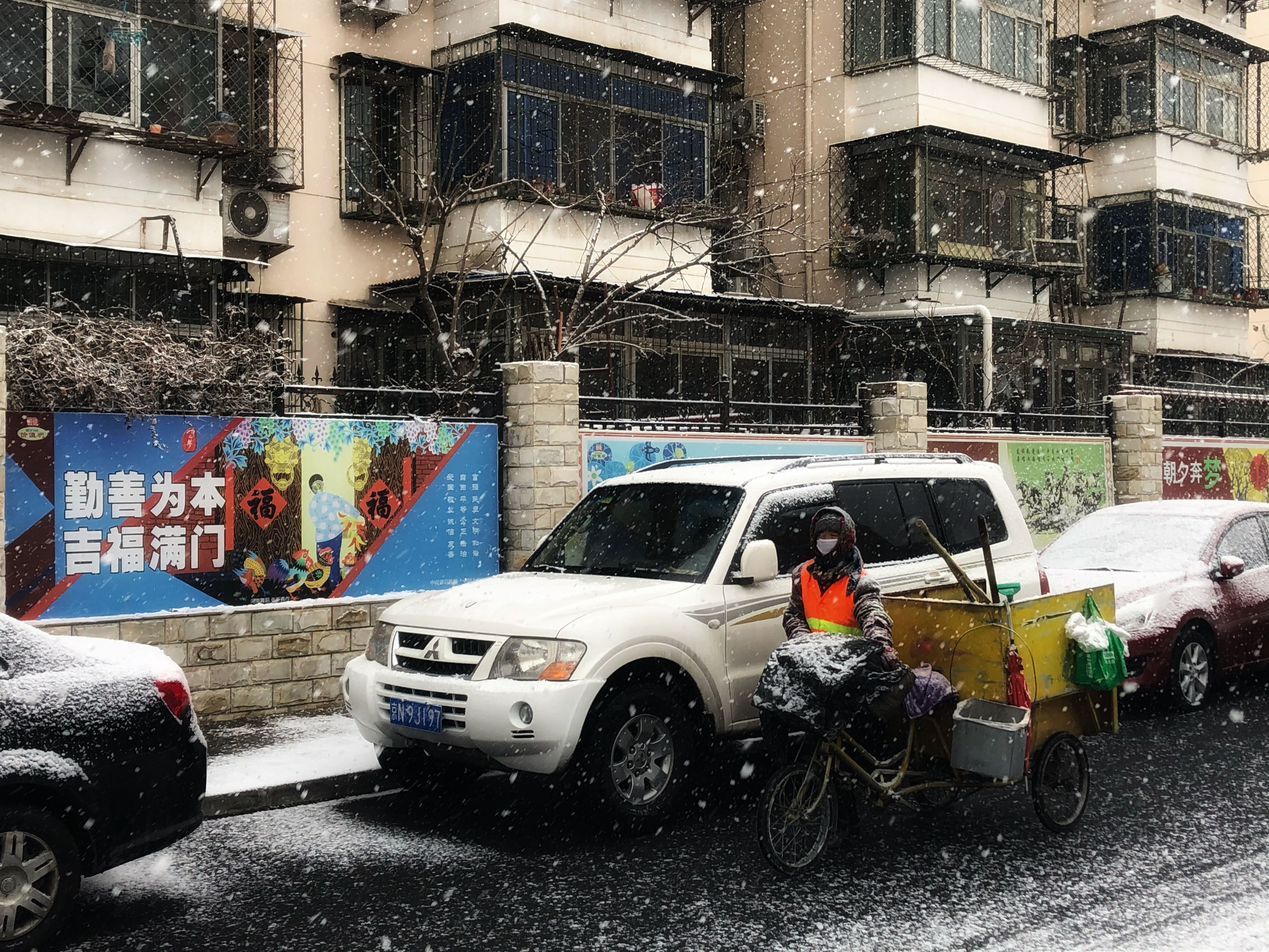 疫情下的中國城市街頭顯得異常冷清。（東方IC）