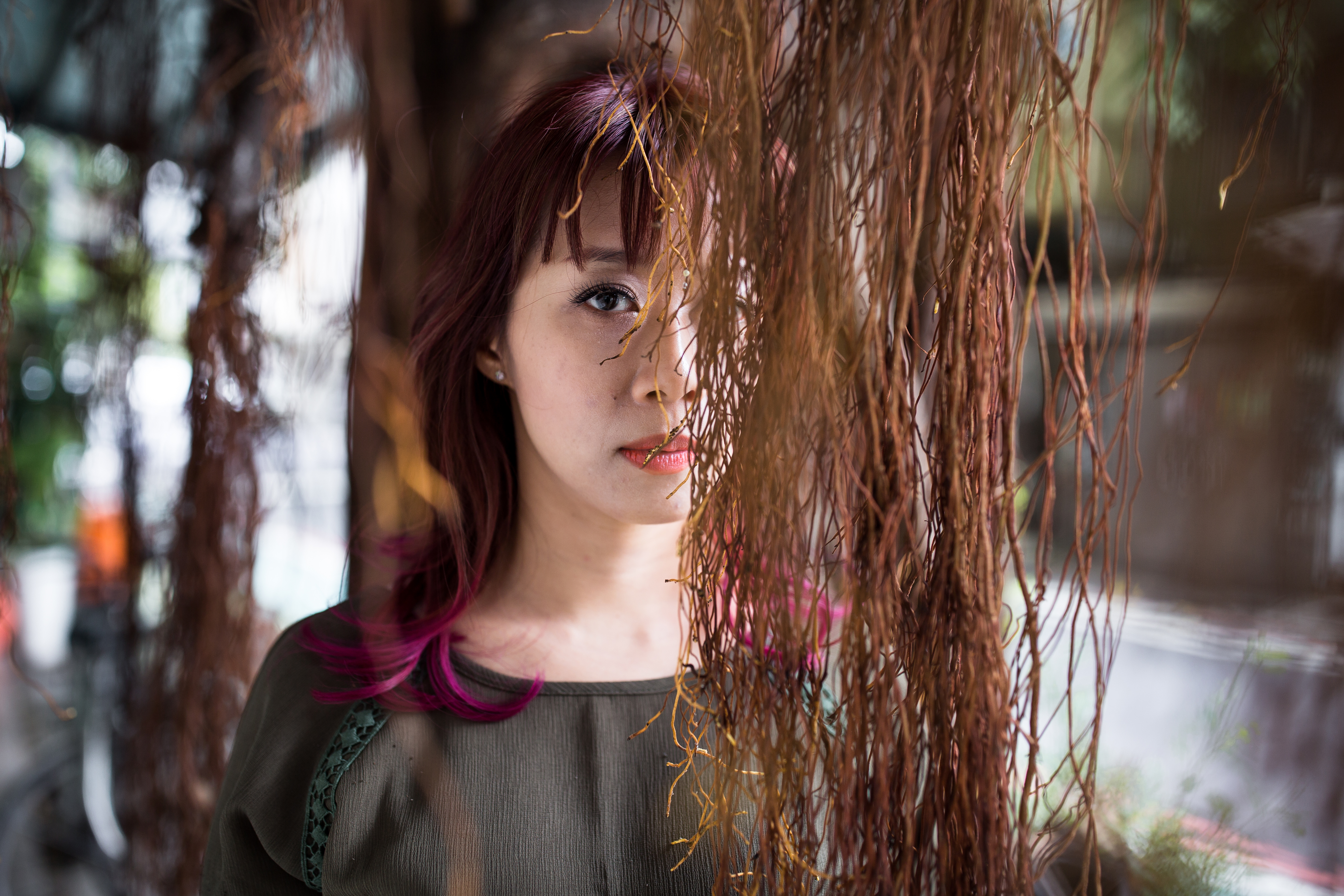 笭菁講鬼、凶殺案、靈異傳說都毫不避忌，就連要她在招陰的榕樹下拍照也非常配合。