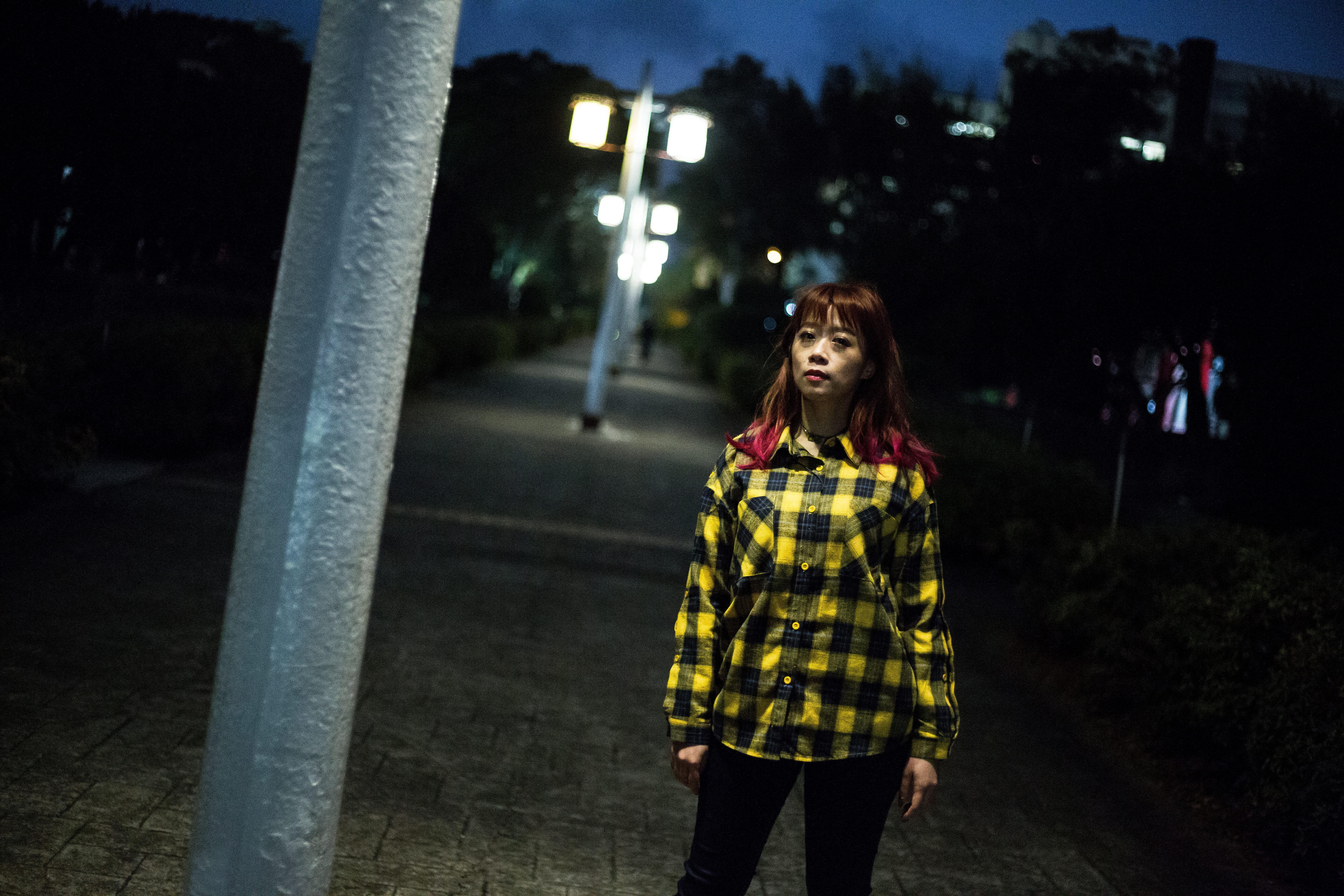 笭菁就讀淡江大學時，常在宮燈大道旁的老教室上課。這天傍晚，她在宮燈大道上，對我們說起鬼故事〈宮燈姐姐〉。