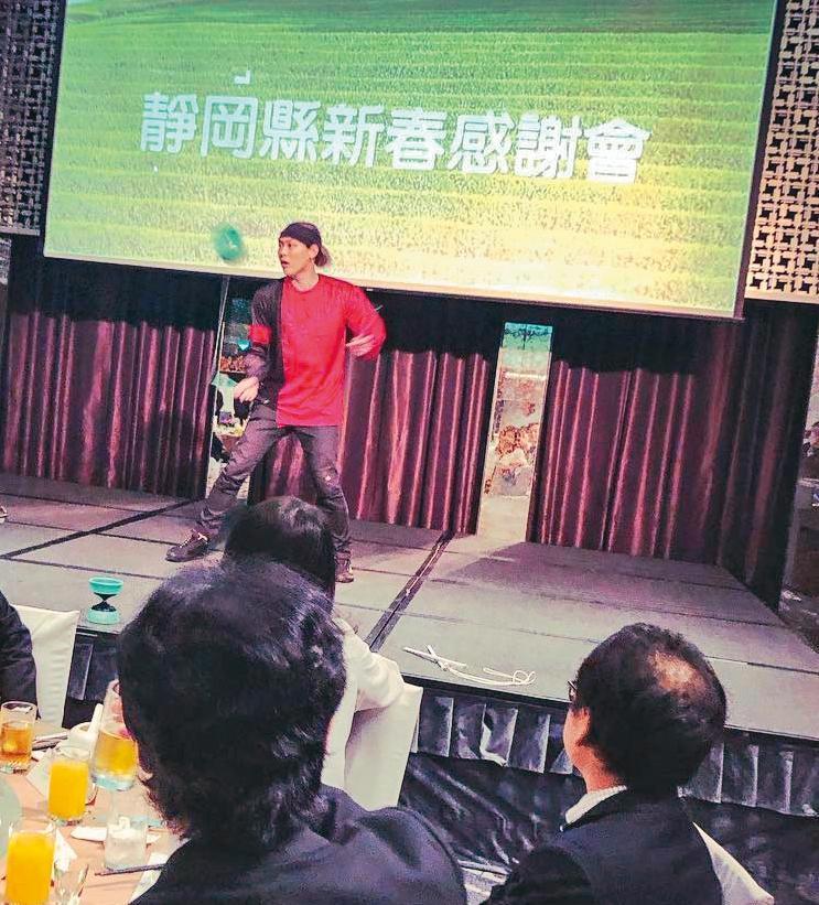 就算是空間不大的小舞台，趙志翰也能輕鬆將扯鈴玩到令台下觀眾目不暇給。（翻攝自趙志翰IG）