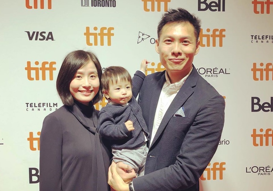 新加坡導演陳哲藝（右）帶妻子、兒子一起參加《熱帶雨》在多倫多影展首映。（翻攝自陳哲藝臉書）