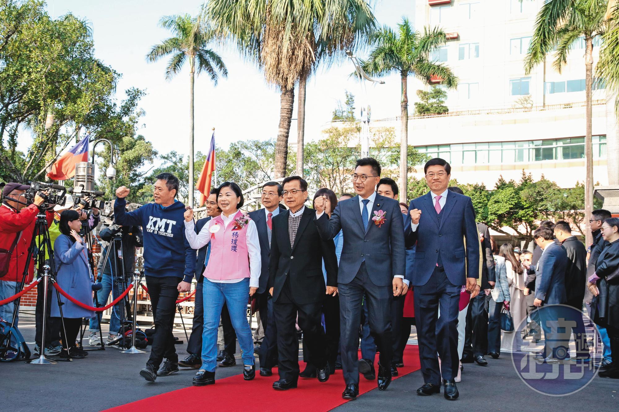 青壯派力拱江啟臣(右2)擔任新領袖,盼以立委兼黨主席身分,落實藍營內造化改革。
