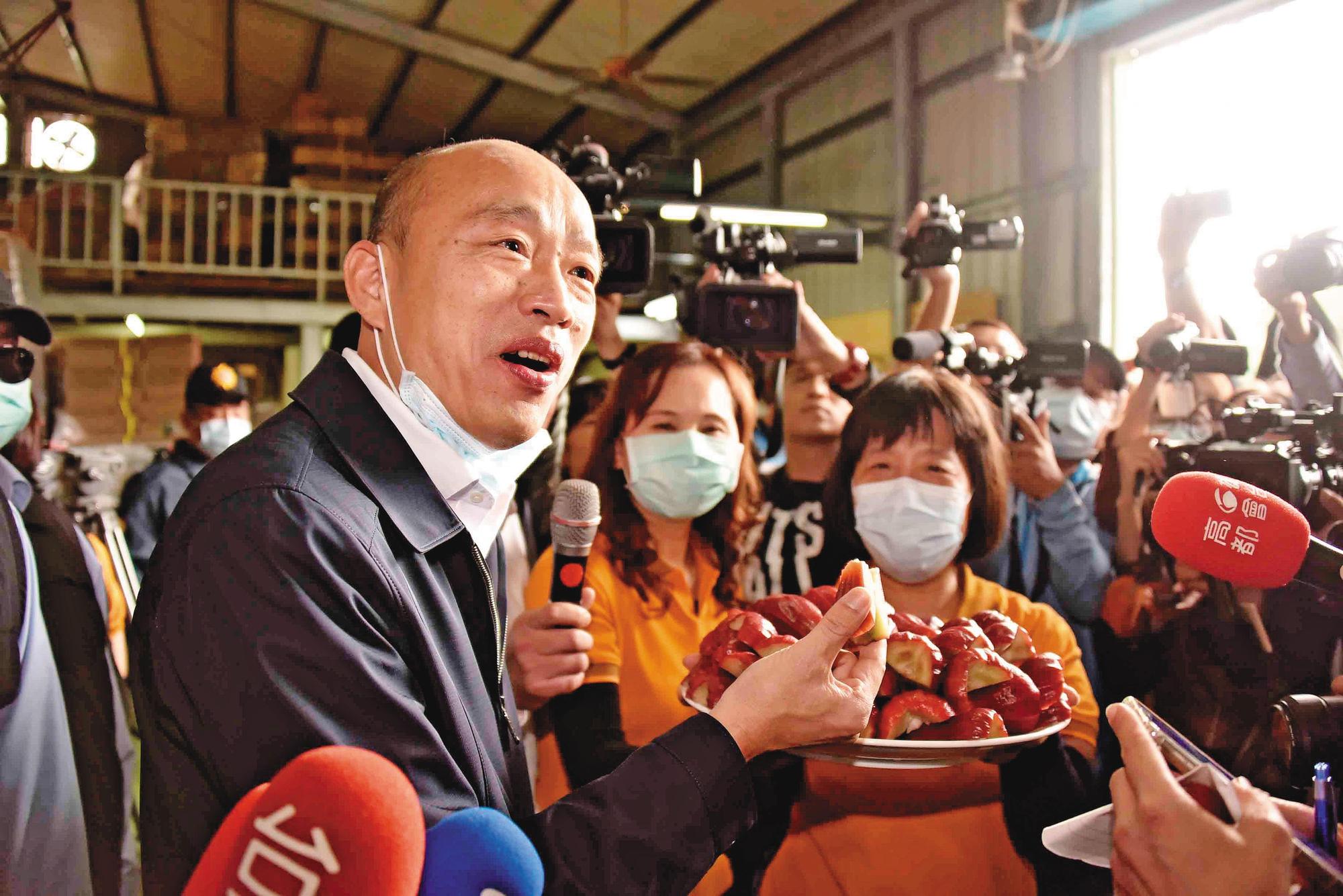 韓國瑜(左)角逐總統失利後,陷入罷免危機,江啟臣主張以市政優先來「保韓」。