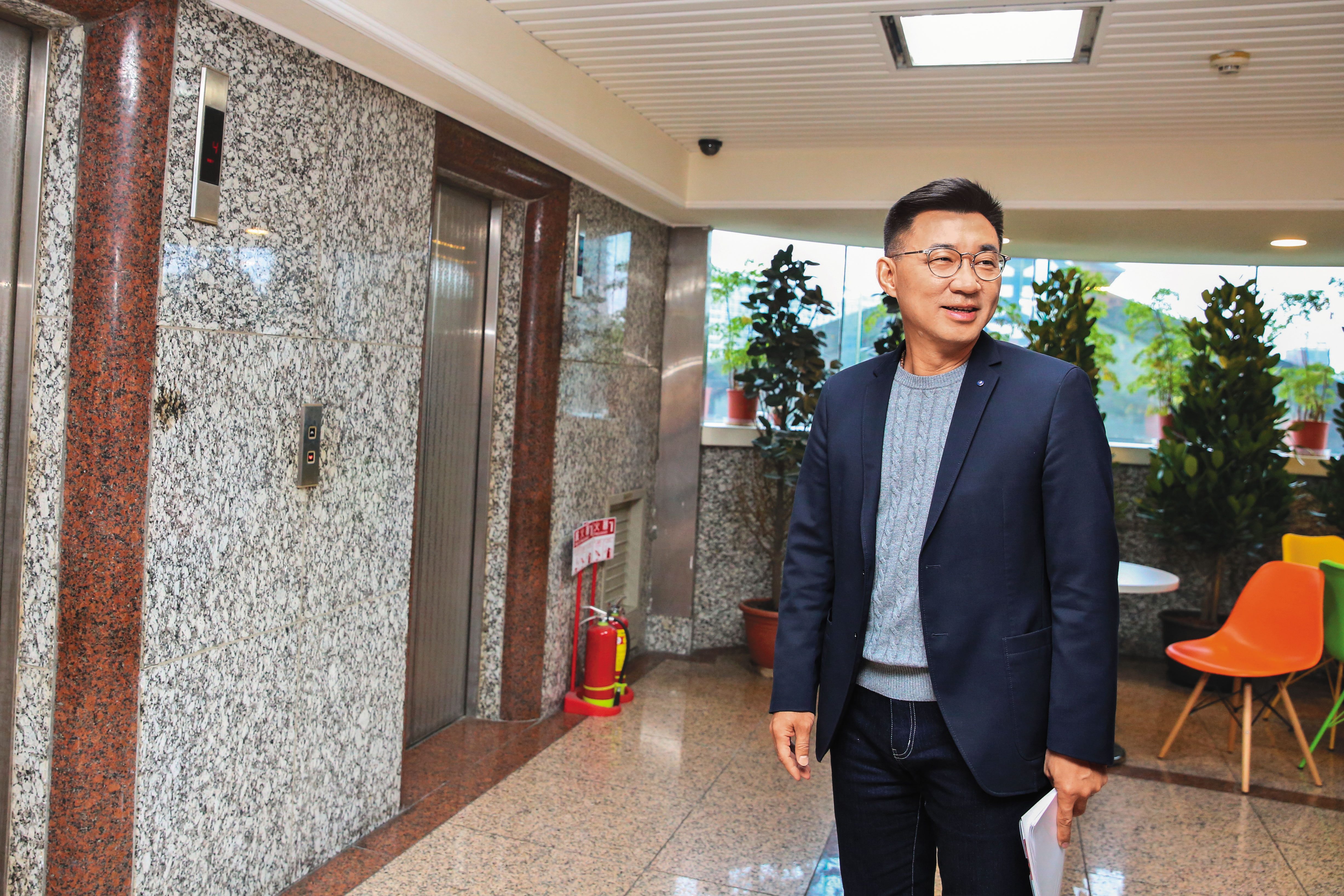 國民黨敗選後，黨內掀起世代交替及改革浪潮，多次被點名承擔大位的江啟臣，終於出馬角逐黨主席大位。