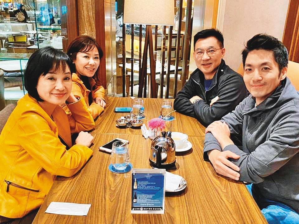 青壯派立委蔣萬安等人主張世代接棒,力拱江啟臣成為第一位50歲以下的黨魁。(翻攝江啟臣臉書)