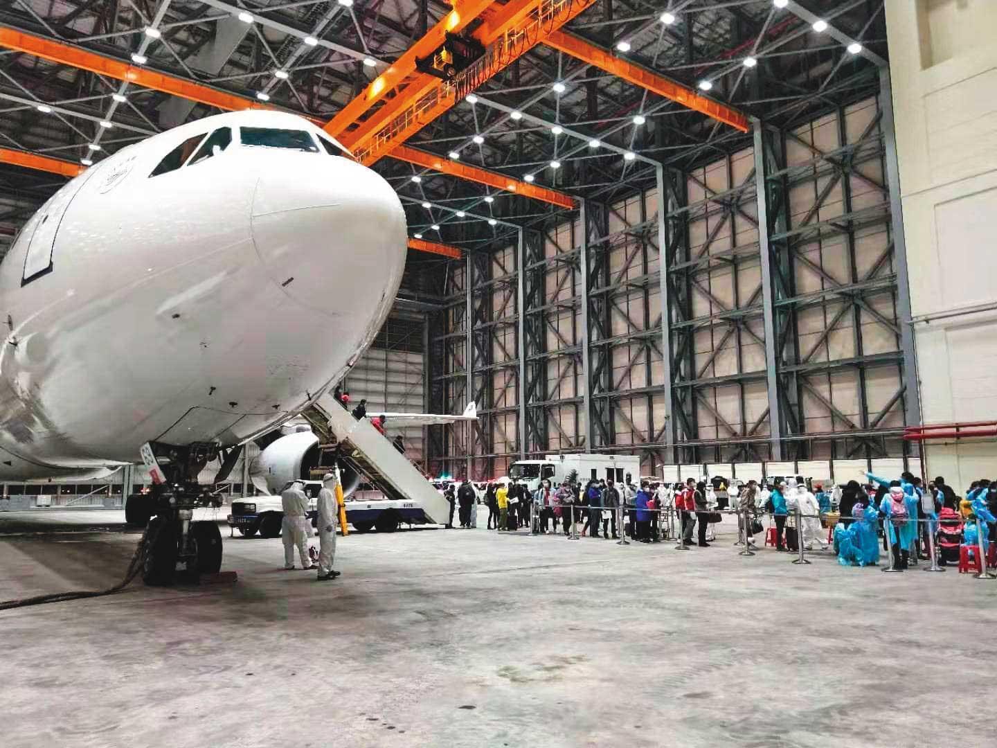 2月3日晚間11時47分,247名自武漢撤退的台灣人搭乘東方航空返抵桃園機場機棚,經檢疫後安置隔離。(翻攝自爆料公社臉書)