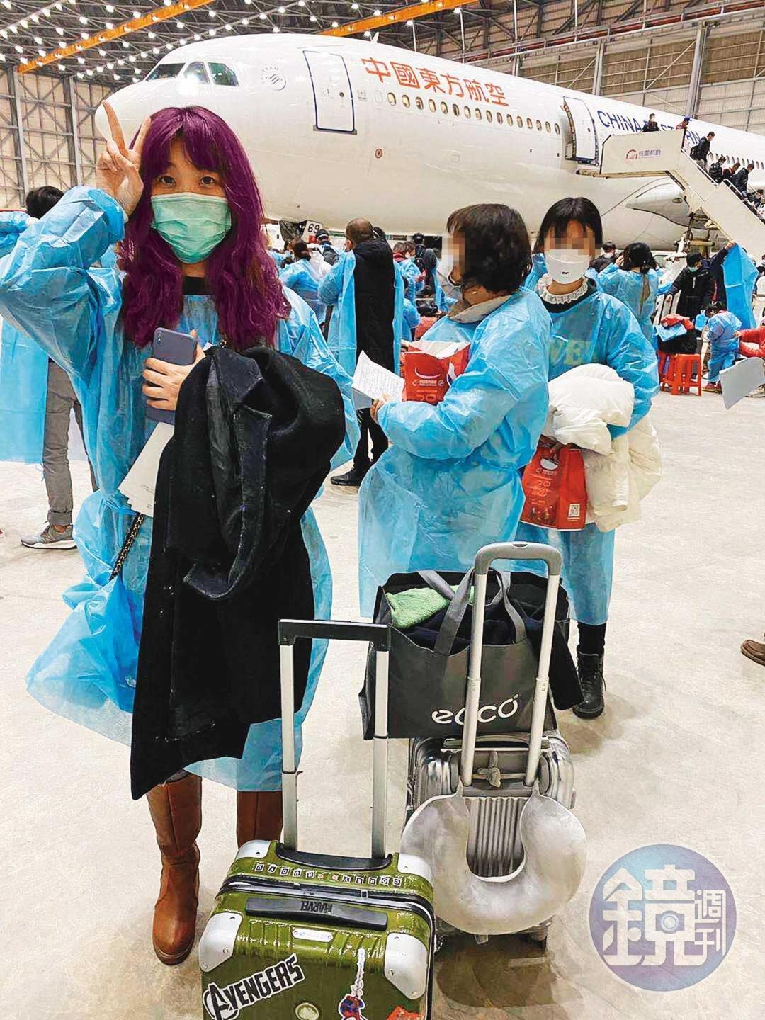 2月3日深夜,祝書旻搭乘東方航空包機順利返抵國門,她在機場感到疲憊與興奮,「耶,終於回家了」。(祝書旻提供)