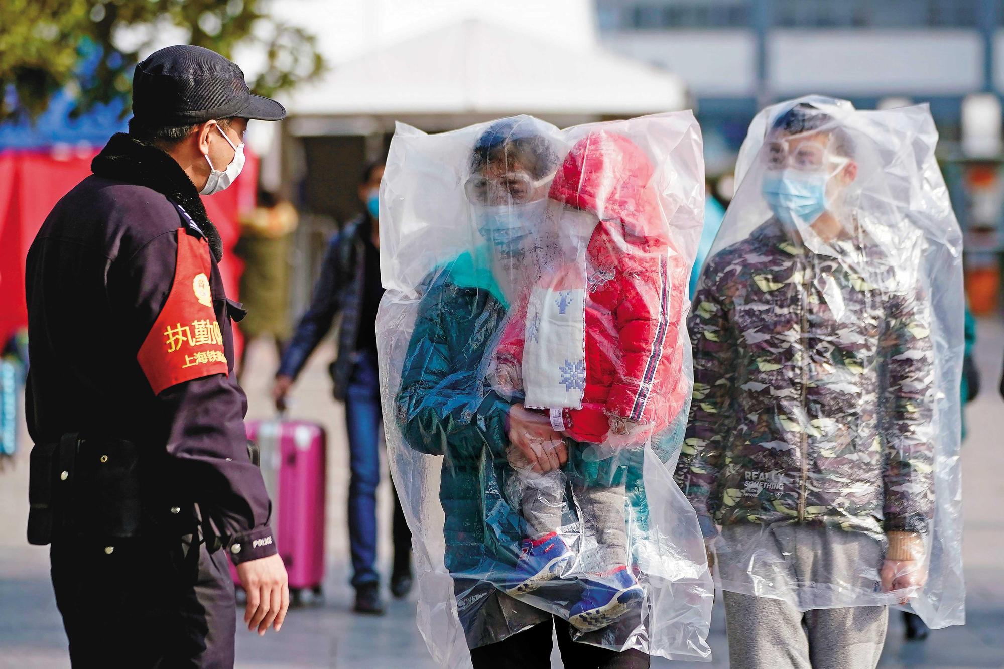 武漢肺炎疫情延燒,大陸民眾人人自危,有人直接以塑膠袋罩住半身。(達志影像)