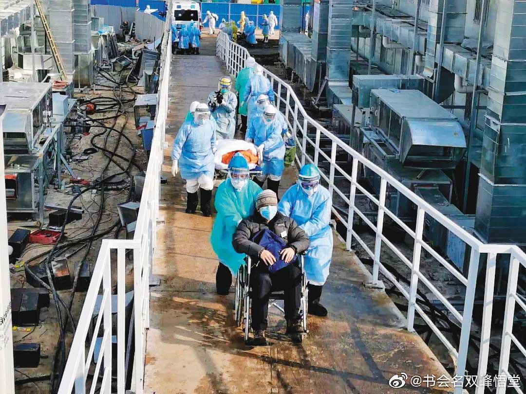 中國大陸未能控制住肺炎,圖為罹患武漢肺炎的病患被送進武漢火神山醫院。(翻攝自微博)
