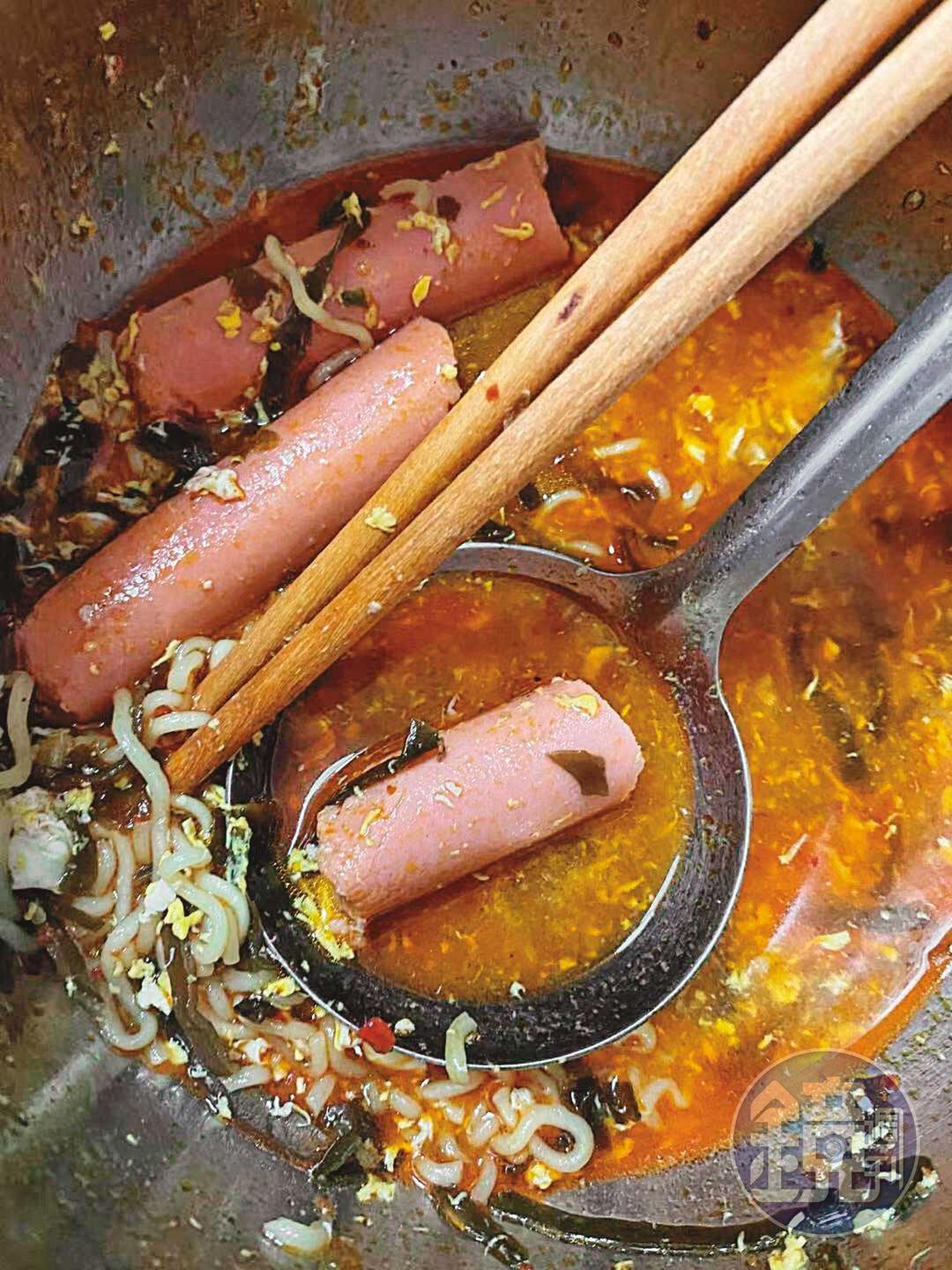 Chloe一家面臨斷糧,已經無法補給新鮮食材,一日在冰箱深處找出先前買來餵狗的火腿,如獲至寶。(Chloe提供)